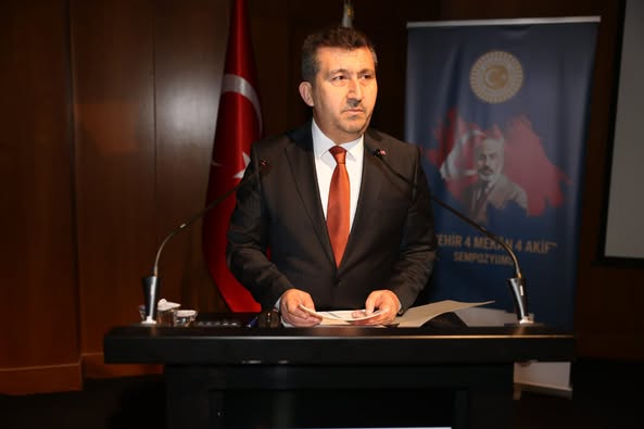 Prof. Dr. Musa Kazım Arıcan kürsüsde konuşmasını gerçekleştiriyor.