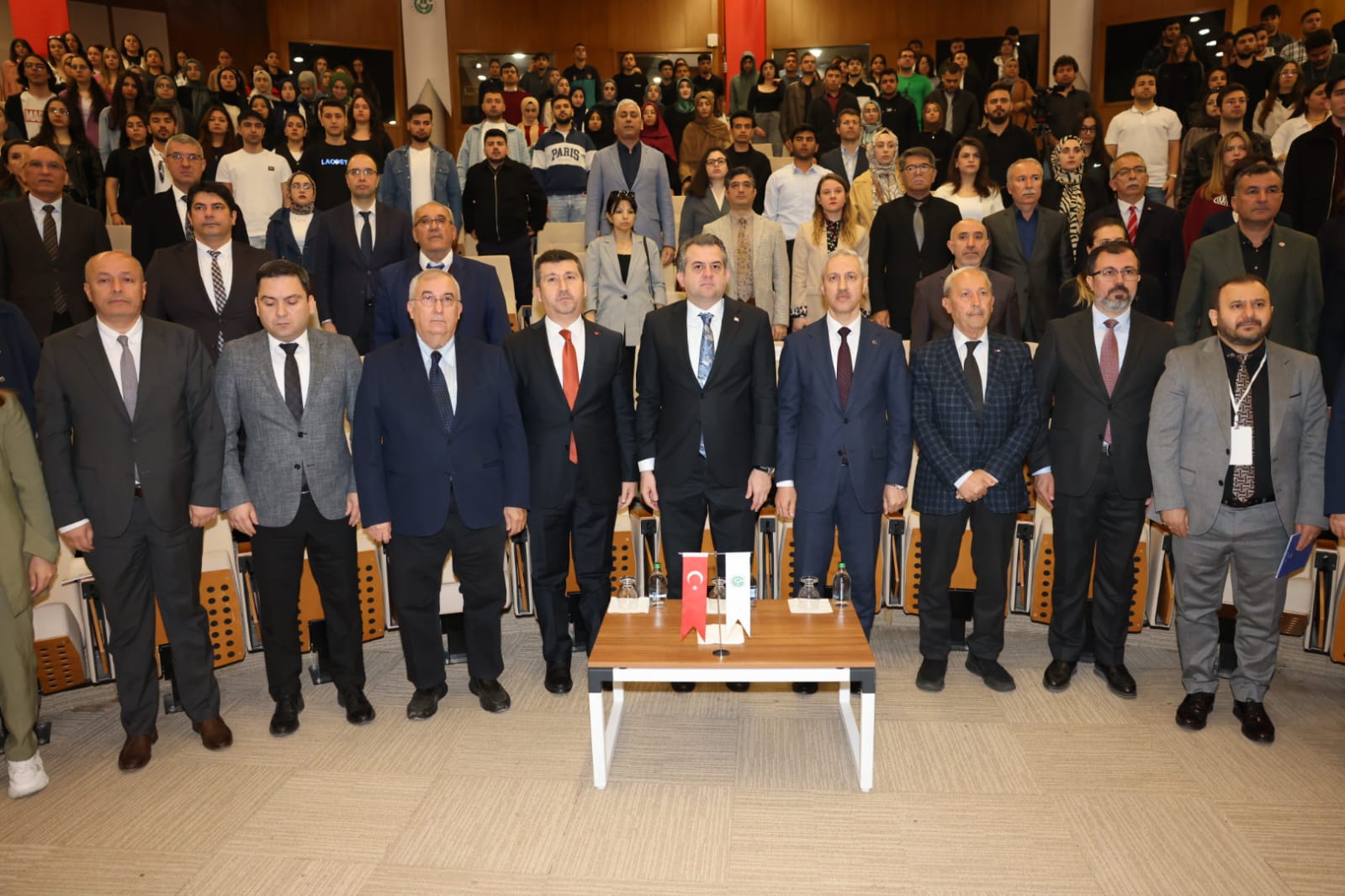 Konuklar salonda toplu fotoğraf çektiriyorlar.