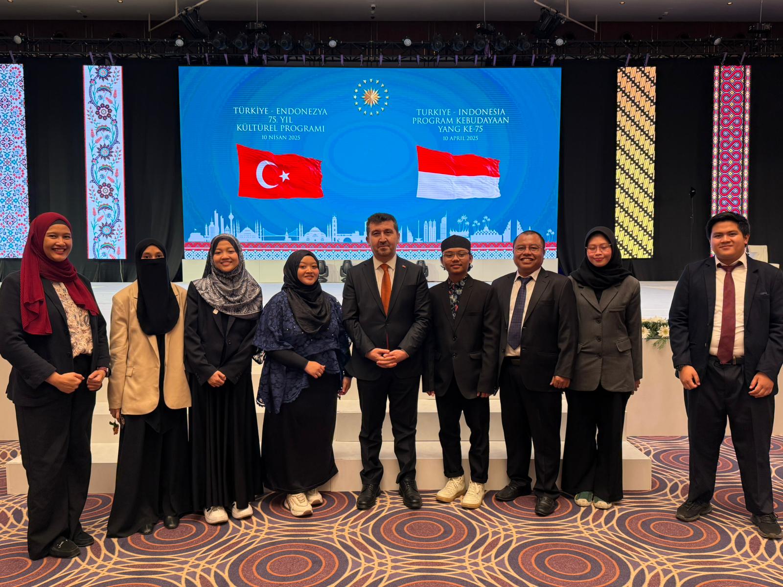 (ASBÜ) Rektörü Musa Kazım Arıcan Endonezyalı öğrenciler ile fotoğraf çektiriyor
