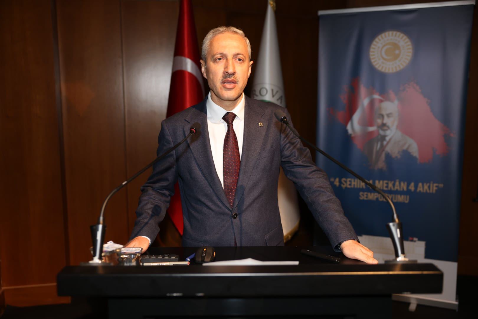 Hatay Mustafa Kemal Üniversitesi Rektörü Prof. Dr. Veysel EREN kürsüde konuşmasını gerçekleştiriyor.