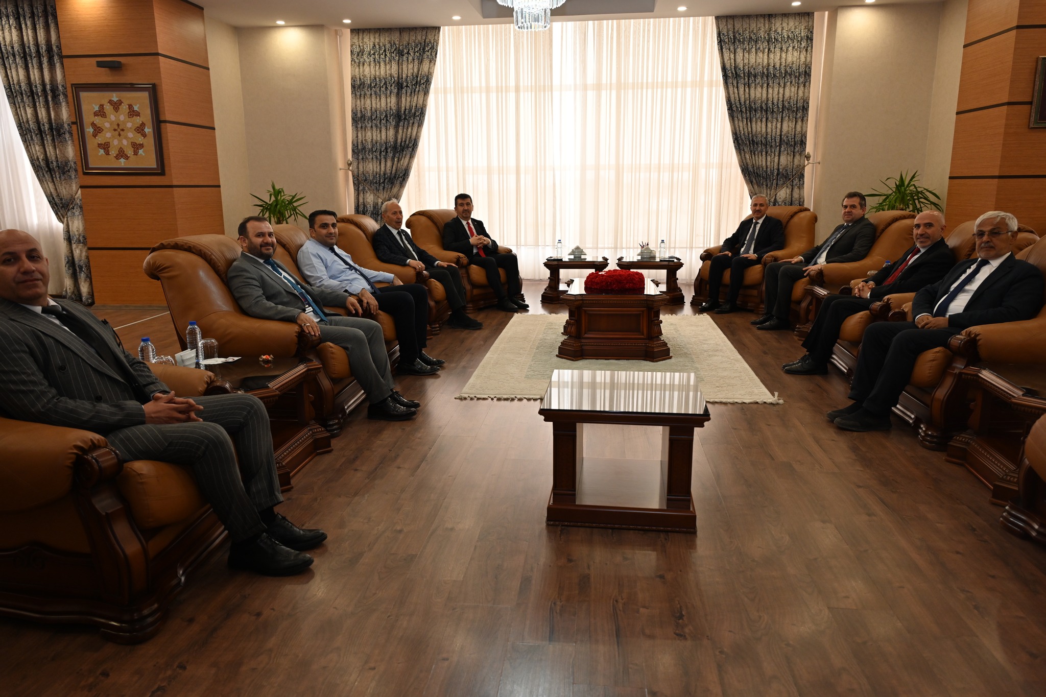 Konuklar salonda fotoğraf çektiriyor