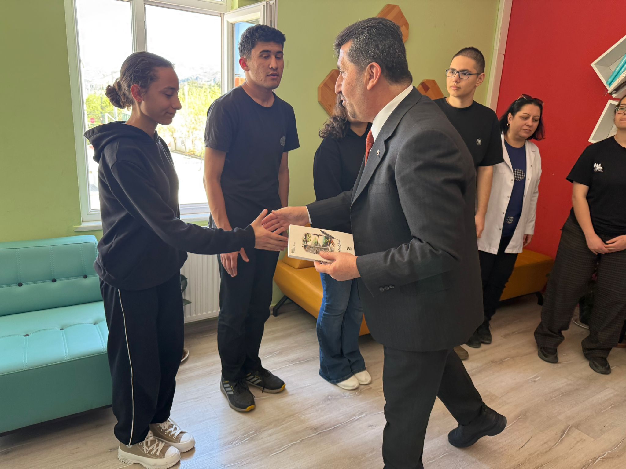 Ankara Sosyal Bilimler Üniversitesi Rektörü Prof. Dr. Kazım Arıcan Burdur Mehmet Uzal Sosyal Bilimler Lisesi okul yöneticileri ve öğrencileriyle bir araya geldi.