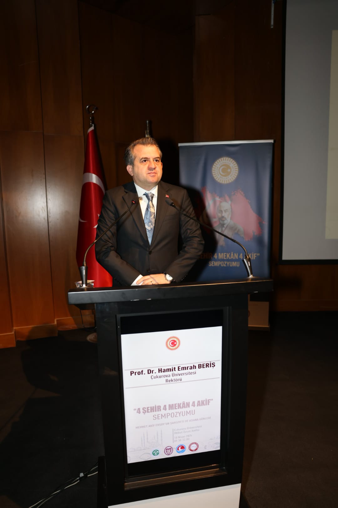Rektörü Prof. Dr. Hamit Emrah Beriş kürsüde konuşmasını gerçekleştiriyor.