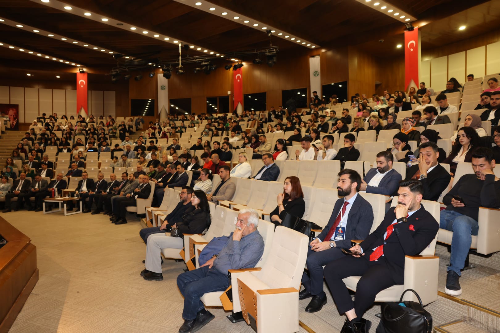 Salondan dinleyicilerden genel bir fotoğraf.