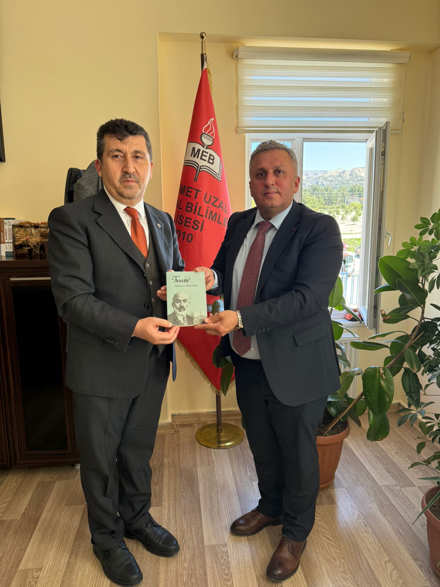 Ankara Sosyal Bilimler Üniversitesi Rektörü Prof. Dr. Kazım Arıcan Burdur Mehmet Uzal Sosyal Bilimler Lisesi okul yöneticileri ve öğrencileriyle bir araya geldi.