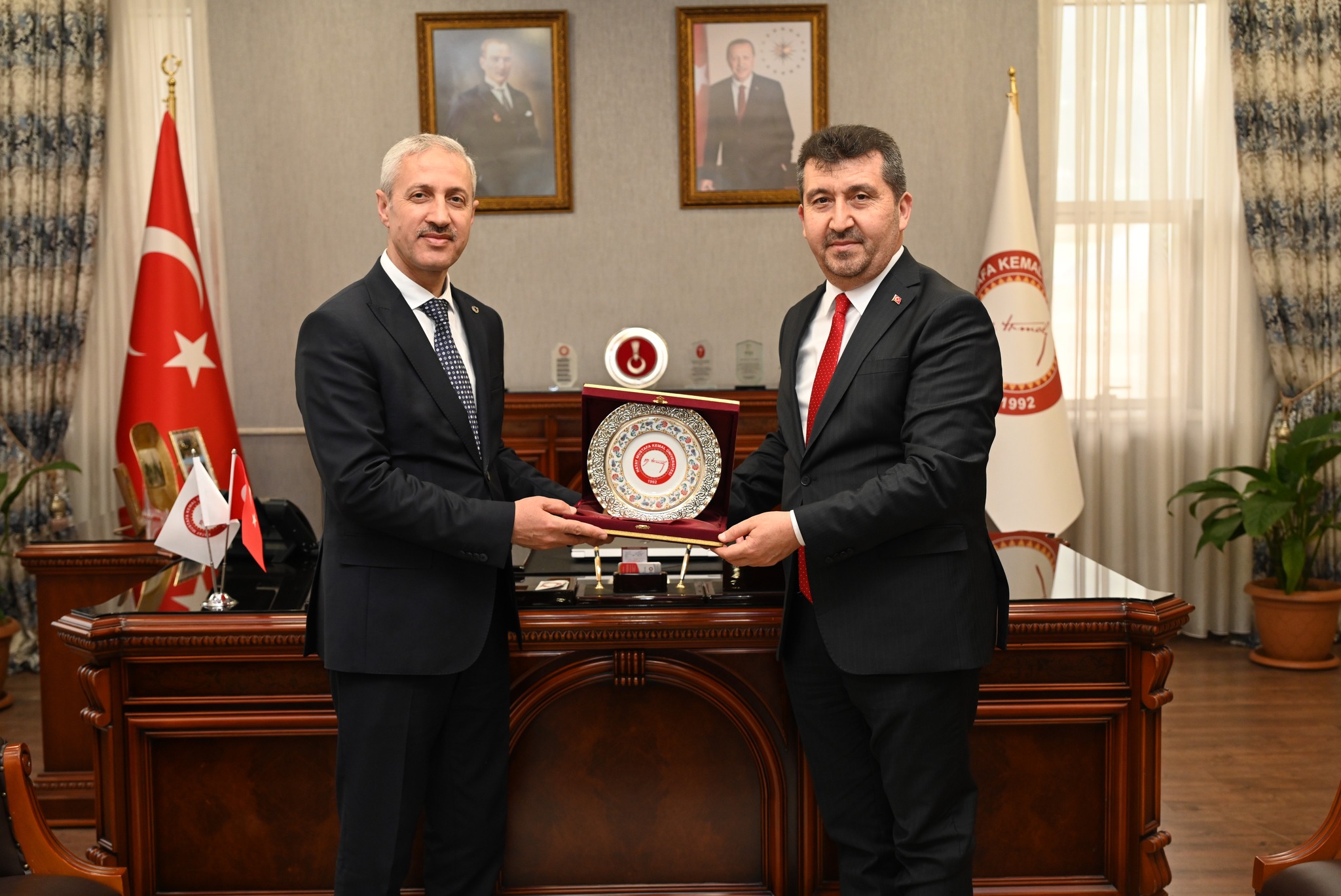Rektörler hediyeleşiyor