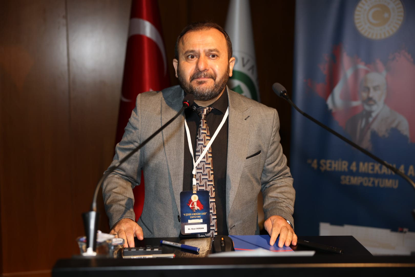 ASBÜ Öğretim Üyesi Dr. Gazi Doğan kürsüde konuşmasını gerçekleştiriyor.