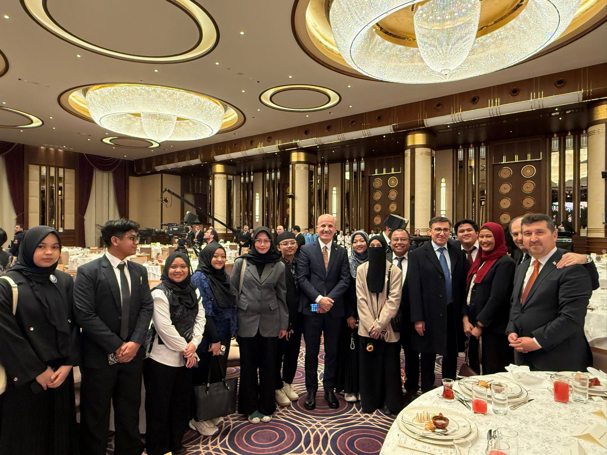 (ASBÜ) Rektörü Musa Kazım Arıcan Endonezyalı öğrenciler ile fotoğraf çektiriyor