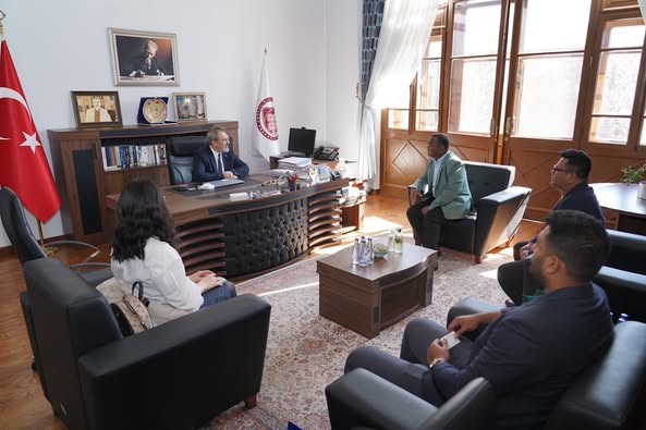 Rektör Yardımcısı Prof. Dr. M. Hakan TÜRKÇAPAR ve Bangladeş Daffodil Uluslararası Üniversitesi heyeti görüşme gerçekleştiriyor.