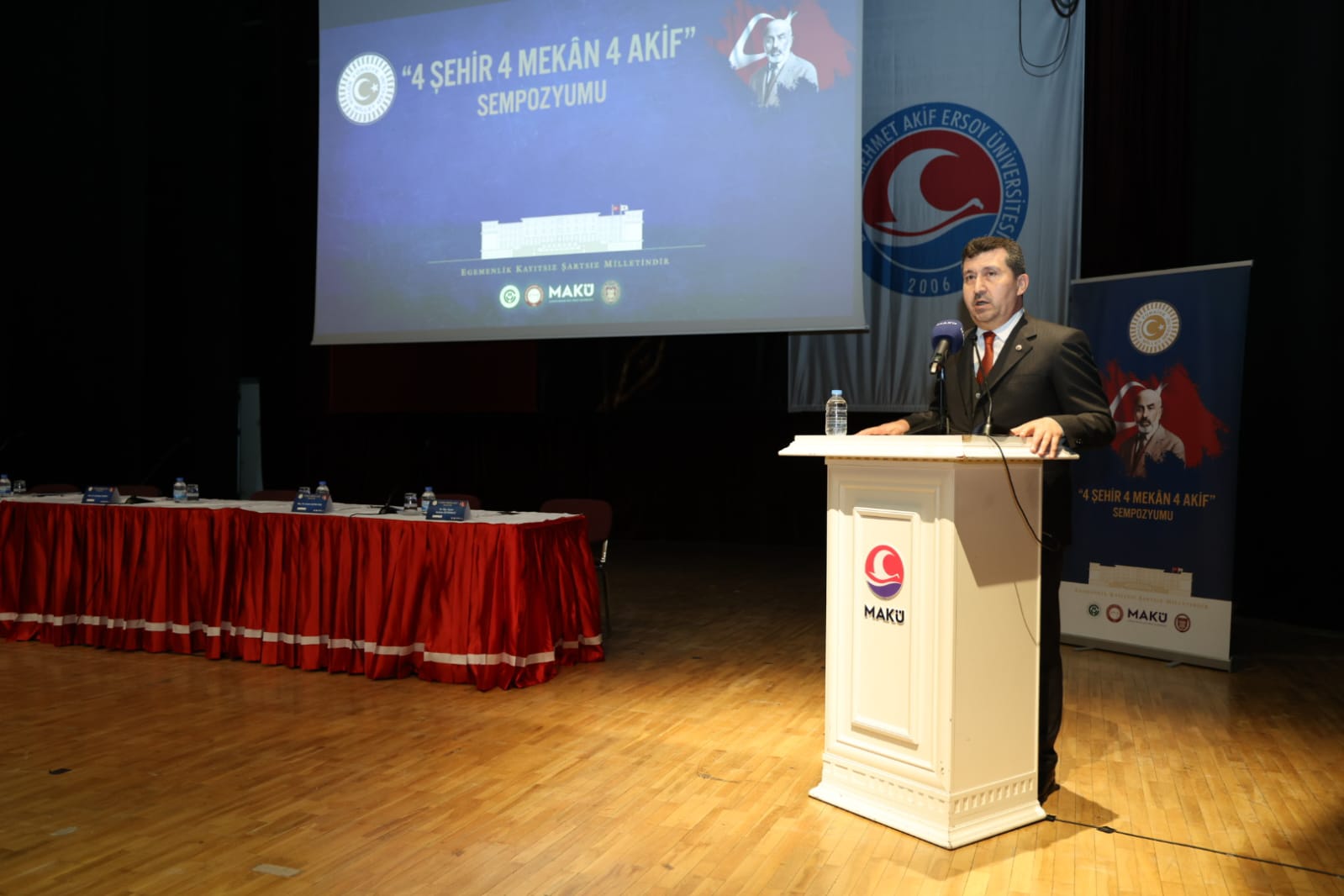 Ankara Sosyal Bilimler Üniversitesi Rektörü Prof. Dr. Musa Kâzım Arıcan kürsüde konuşmasını gerçekleştiriyor.