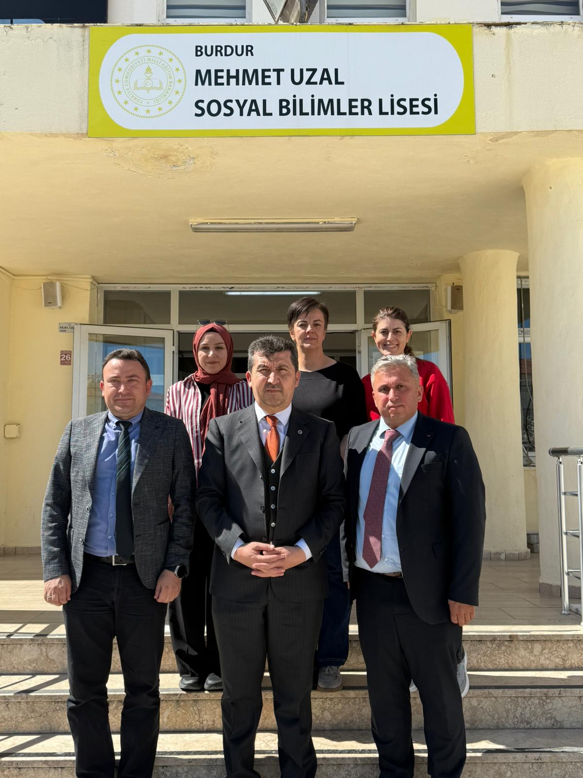 Ankara Sosyal Bilimler Üniversitesi Rektörü Prof. Dr. Kazım Arıcan Burdur Mehmet Uzal Sosyal Bilimler Lisesi okul yöneticileri ve öğrencileriyle bir araya geldi.