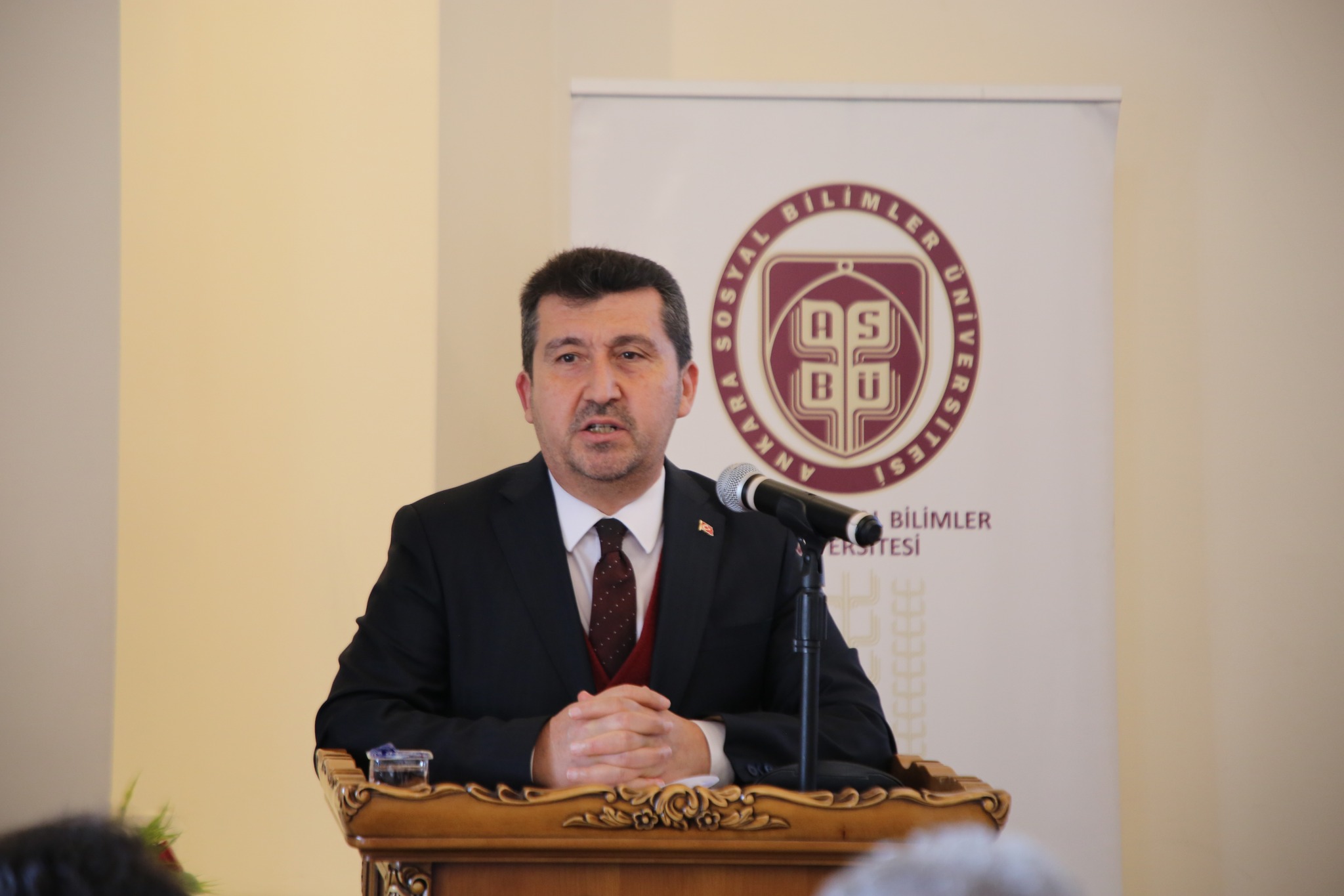 Prof. Dr. Musa Kazım Arıcan konuşmasını yapıyor