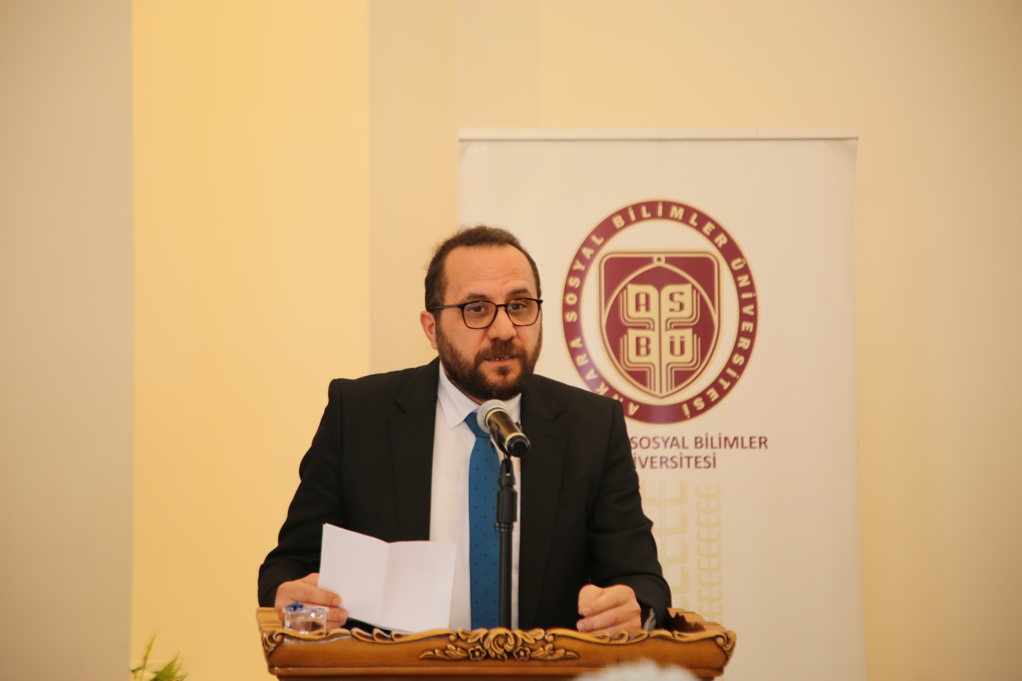 Sunucu konuşmasını yapıyor.