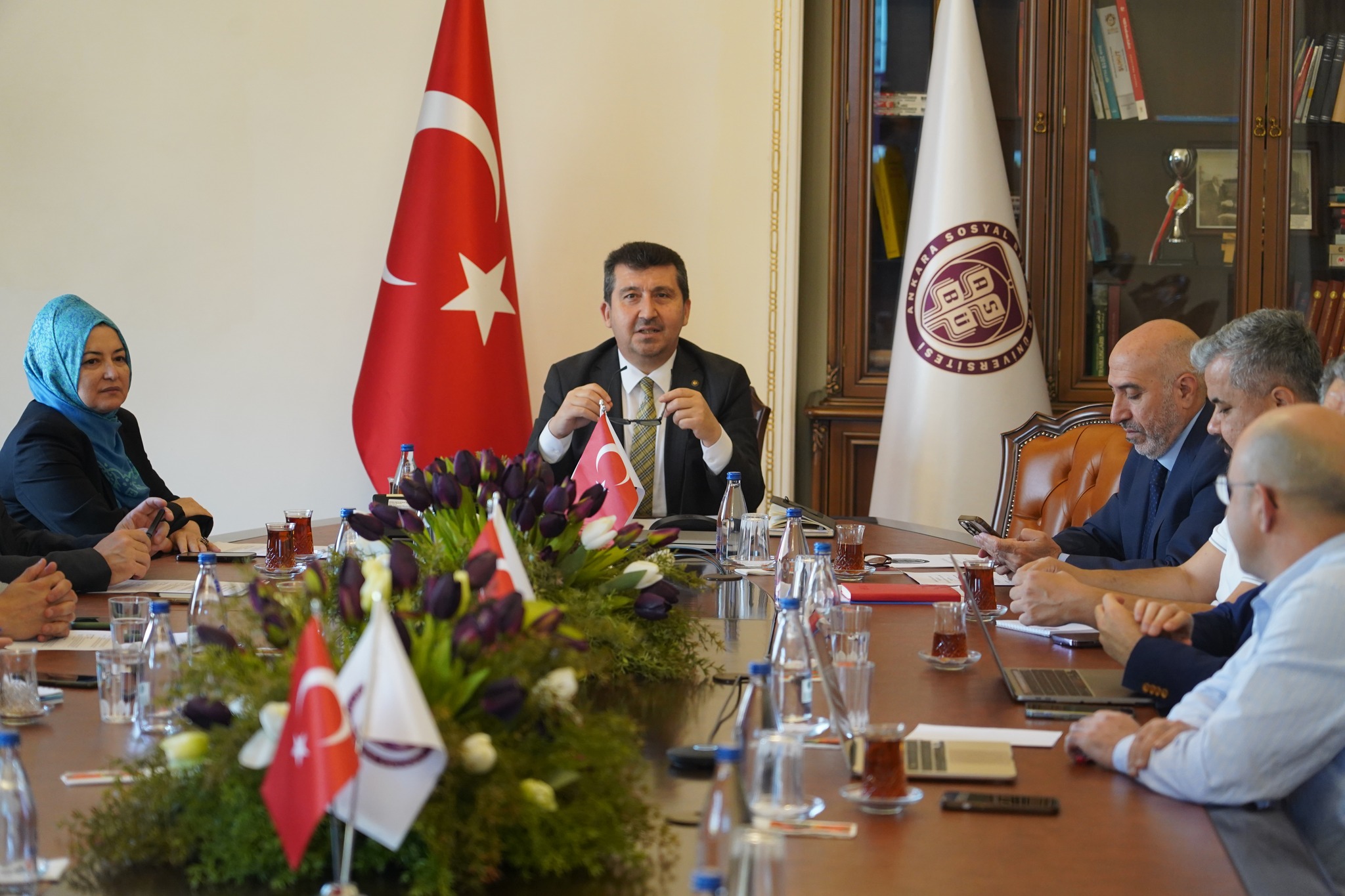 Rektör hoca konuşmasını yapıyor