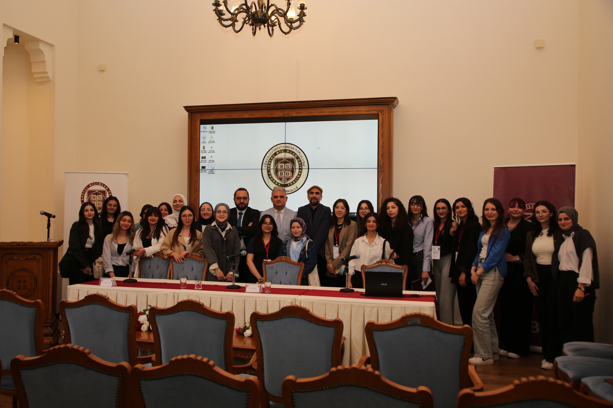 Program sonrası toplu fotoğraf çekimi.