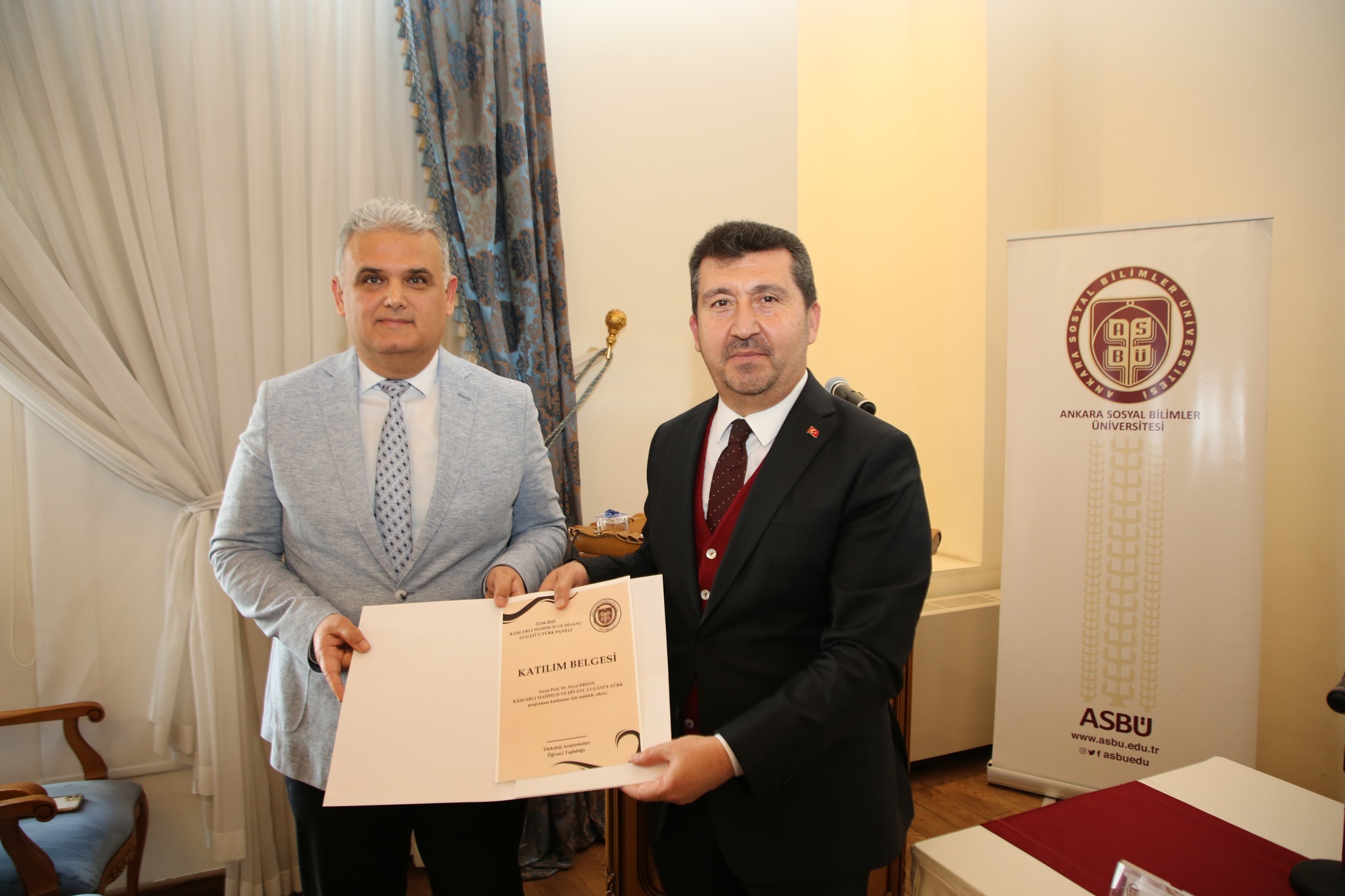 Prof. Dr. Musa Kazım Arıcan sunucuya sertifikasını veriyor.