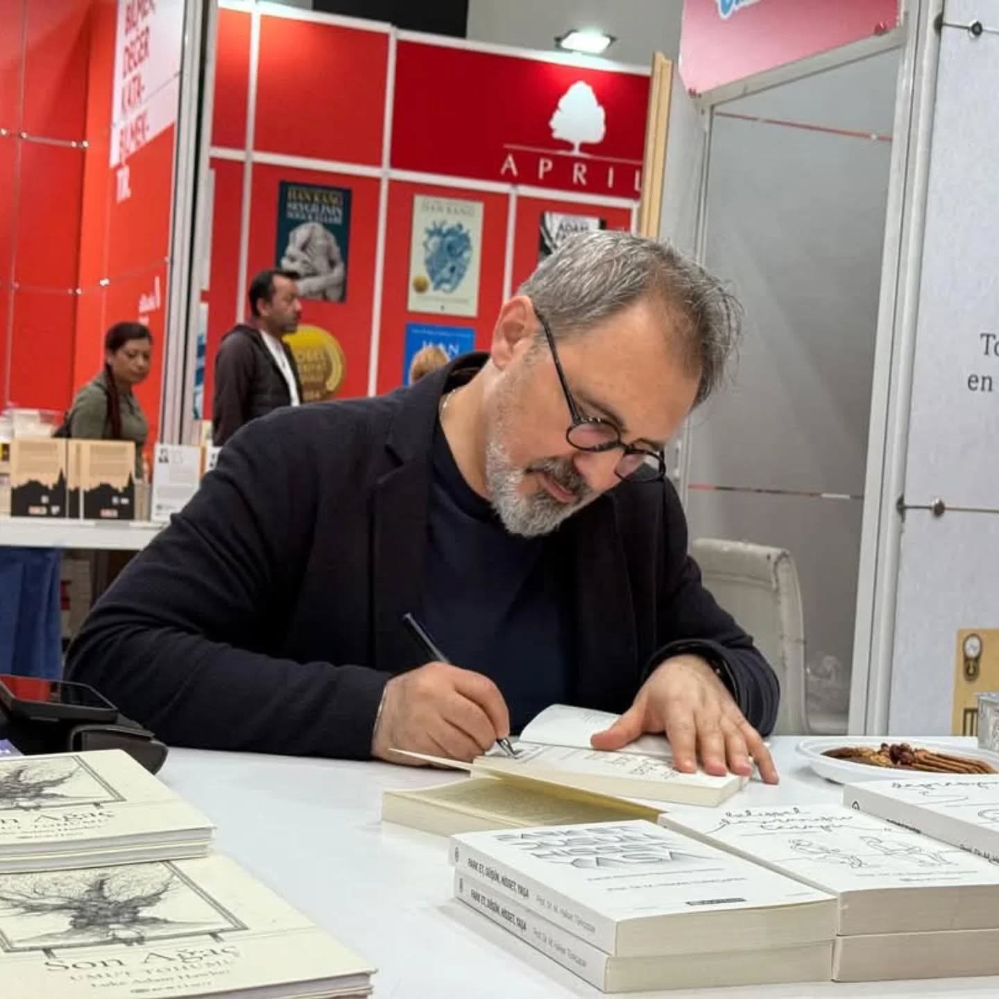 Eskişehir TÜYAP Kitap Fuarı’nda, üniversitemiz Rektör Yardımcısı Prof. Dr. M. Hakan Türkçapar, imza gününde okurlarıyla bir araya geldi. 📚✍️