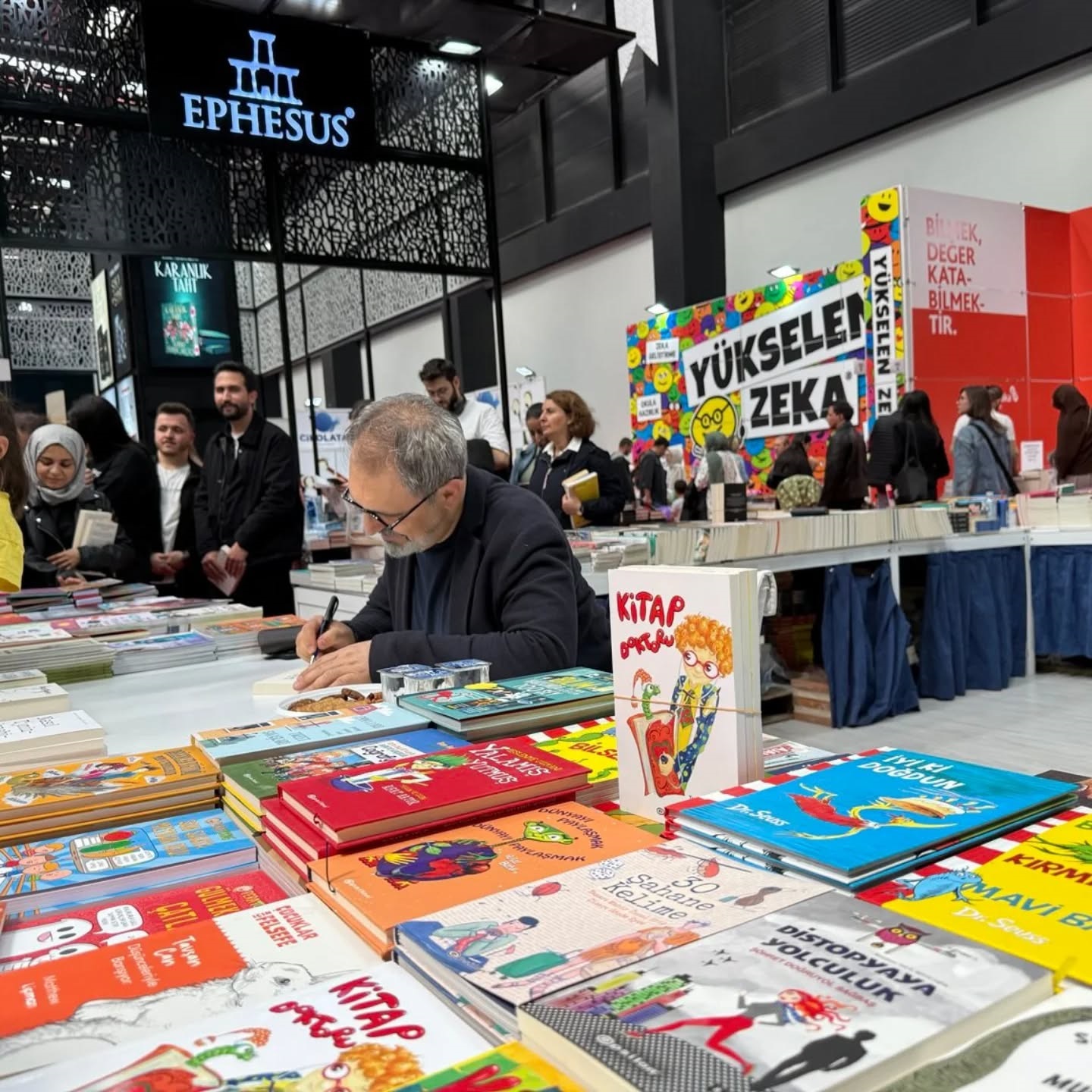 Eskişehir TÜYAP Kitap Fuarı’nda, üniversitemiz Rektör Yardımcısı Prof. Dr. M. Hakan Türkçapar, imza gününde okurlarıyla bir araya geldi. 📚✍️
