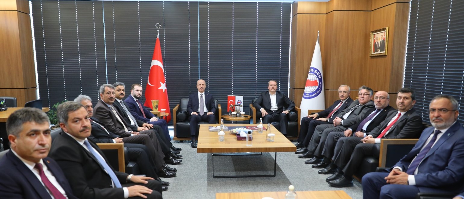 kürsüde konuşuyor