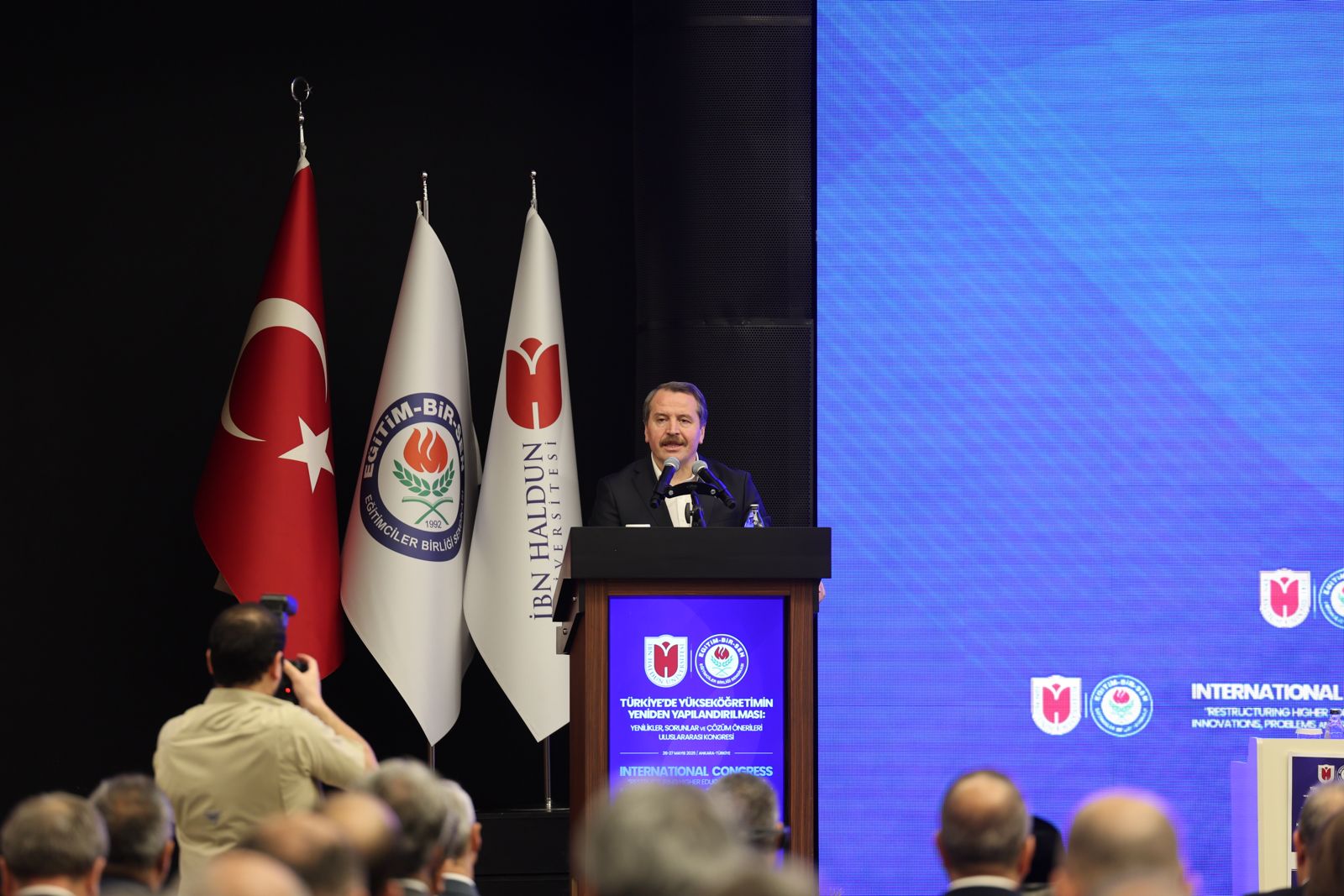 kürsüde konuşuyor