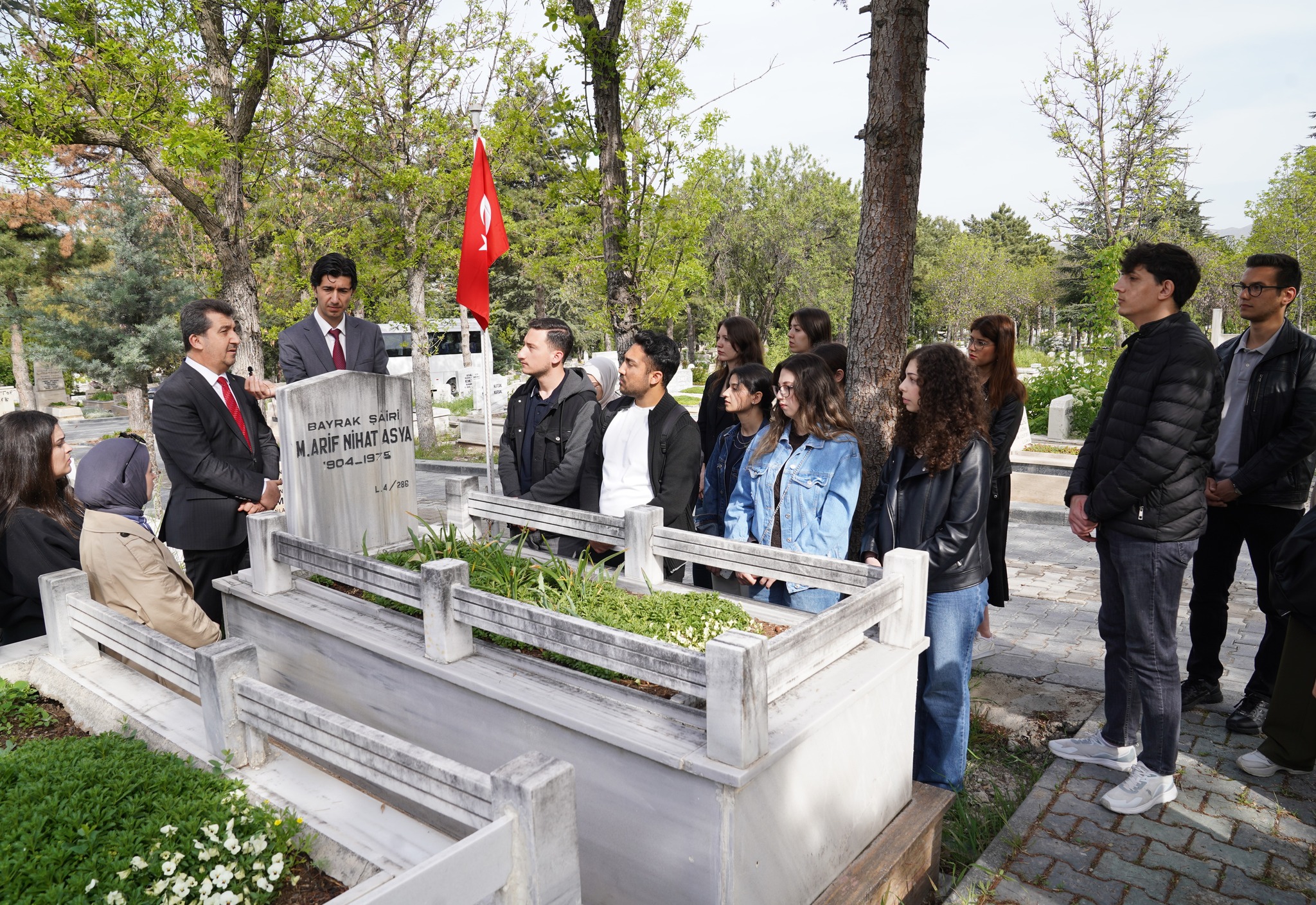 Bayrak Şairi Arif Nihat ASYA’nın Mezarına Ziyaret