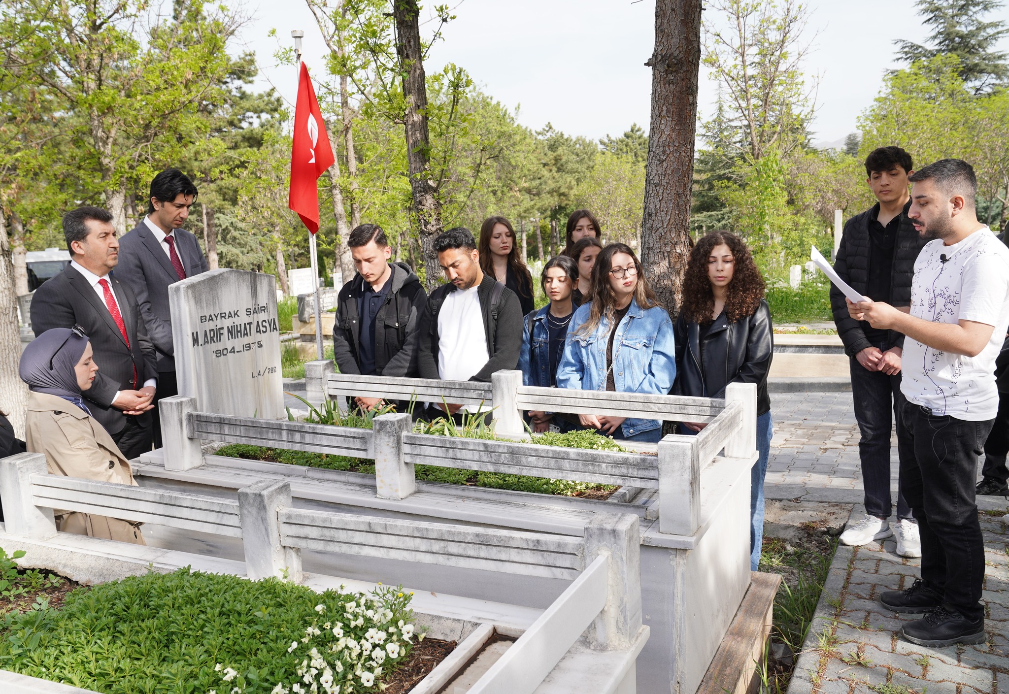 Bayrak Şairi Arif Nihat ASYA’nın Mezarına Ziyaret
