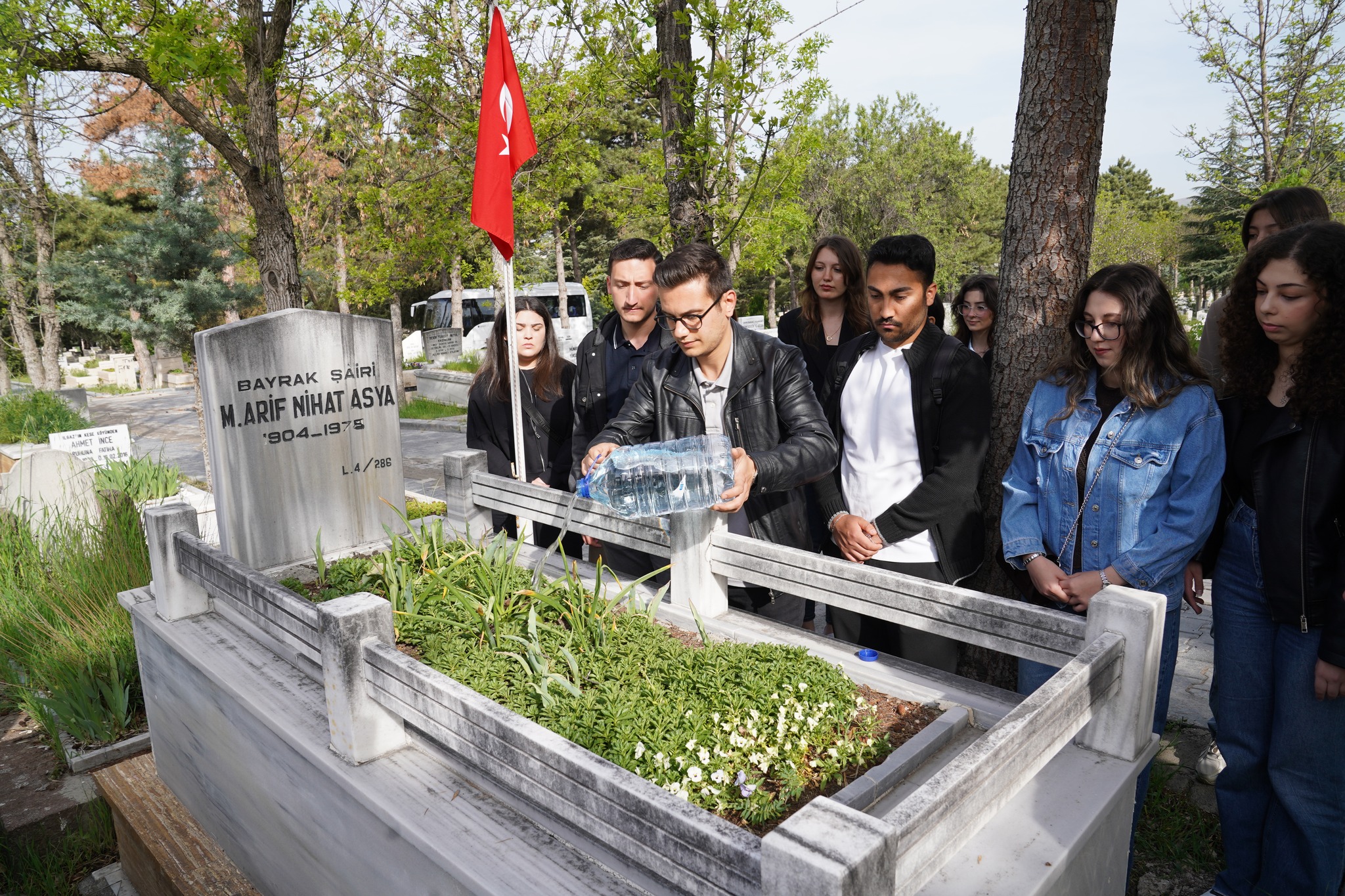 Bayrak Şairi Arif Nihat ASYA’nın Mezarına Ziyaret