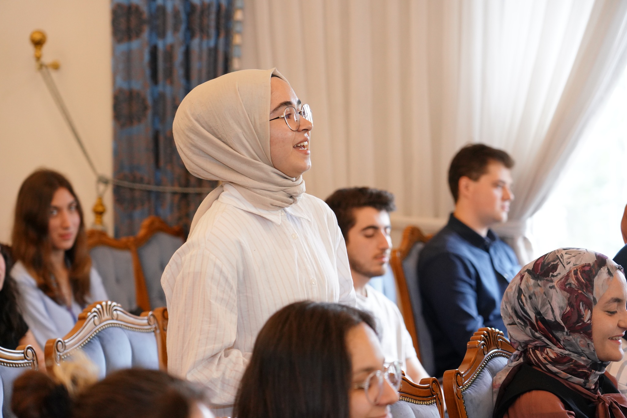 Büyükelçi Doç. Dr. Hasan Ulusoy, ASBÜ’de Gençlerle Diplomasi Üzerine Bir Araya Geldi