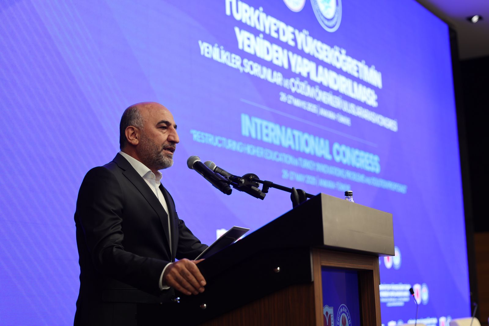 seyirciler görünüyor