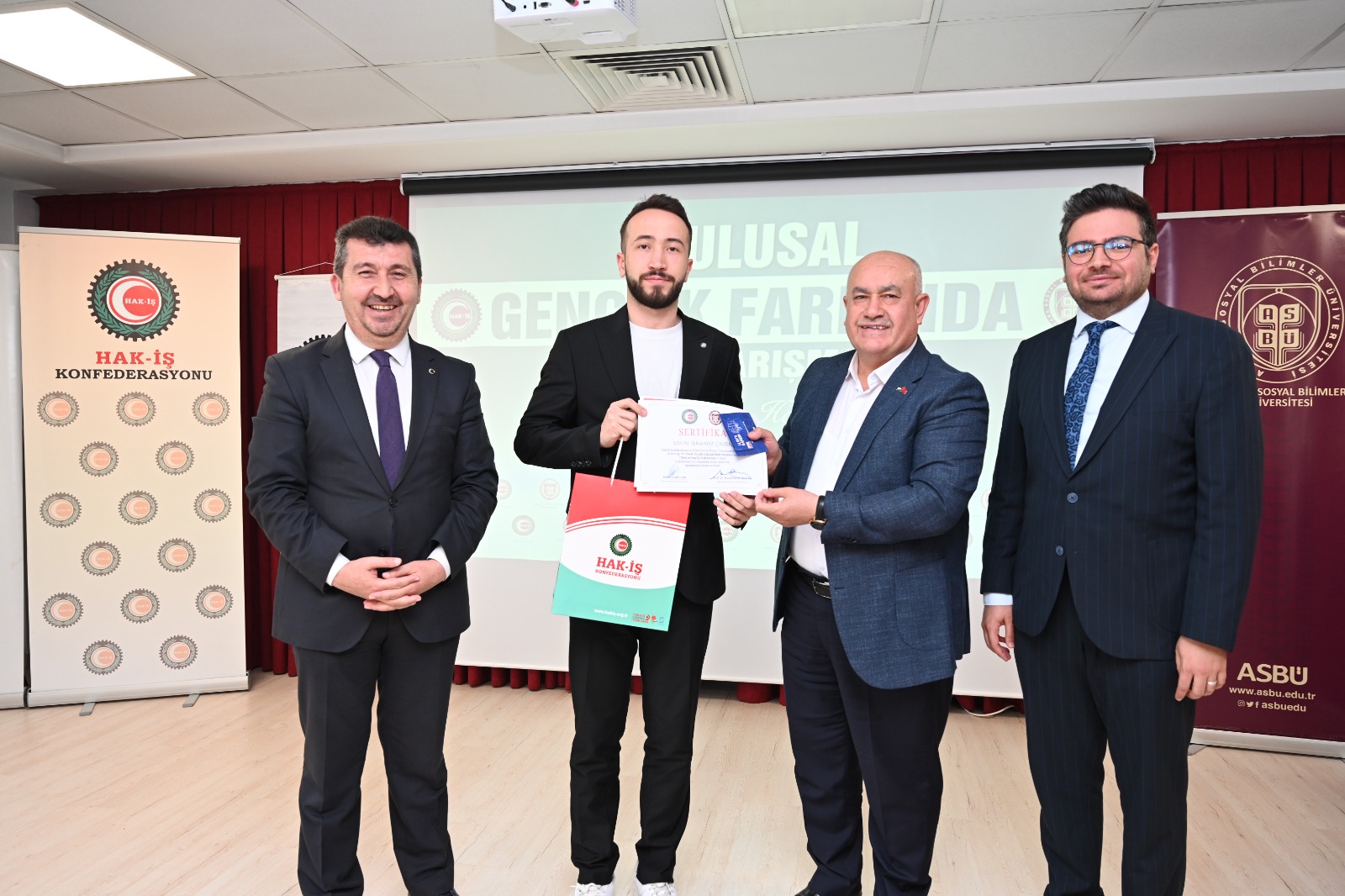 ASBÜ Ev Sahipliğinde  ''8. Ulusal Gençlik Farkında Proje Yarışması'' Ödül Töreni Düzenlendi