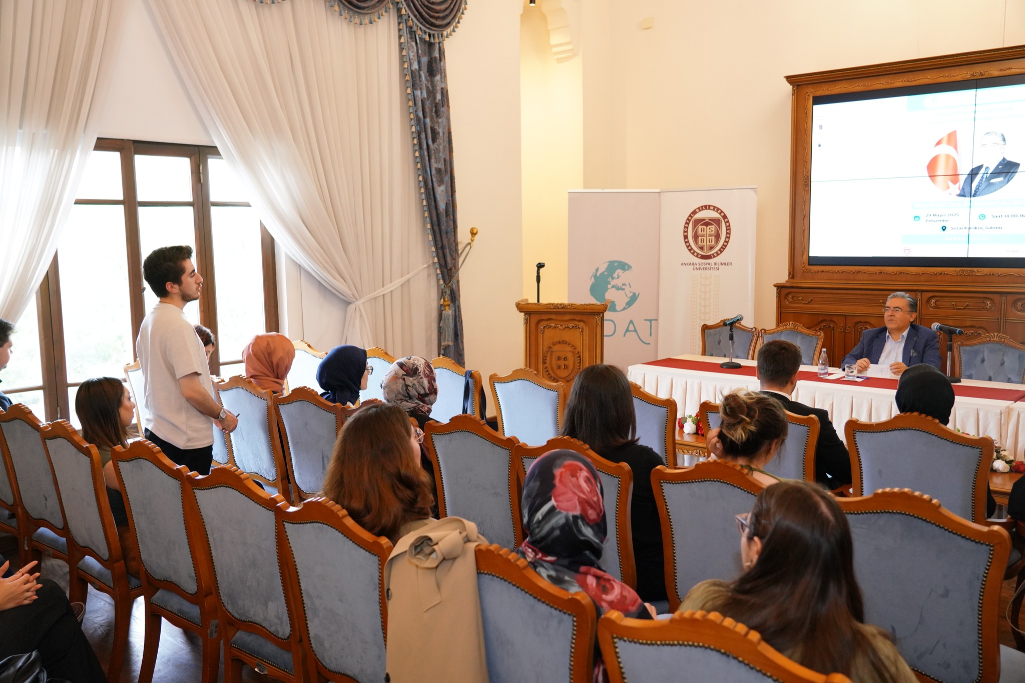 Büyükelçi Doç. Dr. Hasan Ulusoy, ASBÜ’de Gençlerle Diplomasi Üzerine Bir Araya Geldi