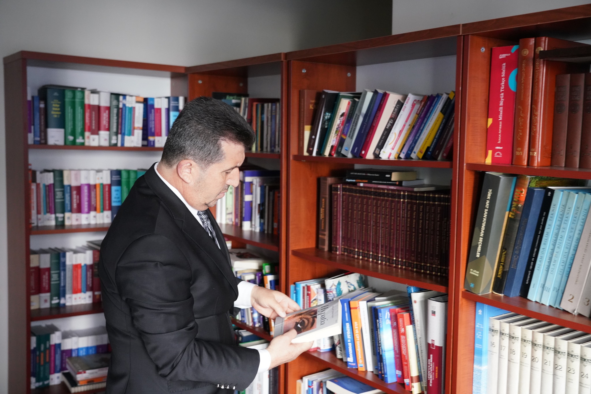 rektör hocamız bilim kafede kitap inceliyor