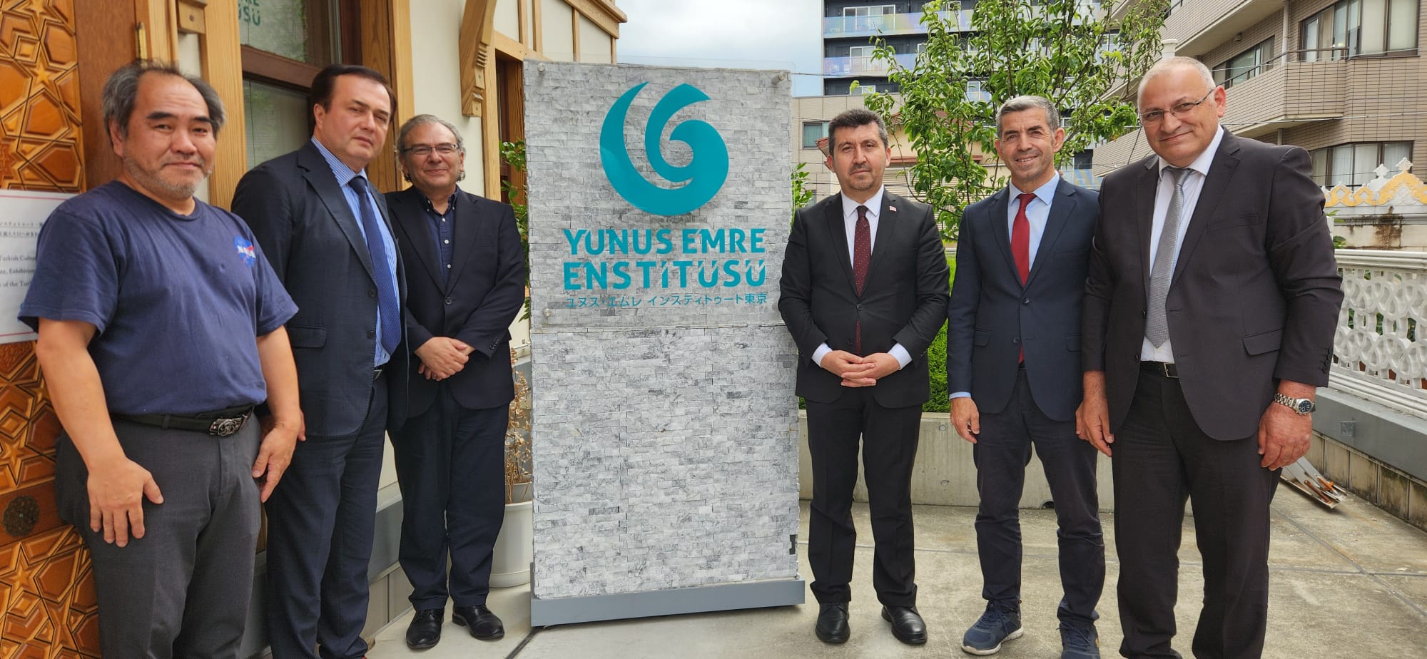 🏛️ Tokyo Yunus Emre Enstitüsü Müdürü Hüseyin Tuna'nın ev sahipliğinde gerçekleşen görüşmede, 2012 yılında kurulan Enstitünün faaliyetleri hakkında detaylı bilgi alındı. Enstitü, 2012 yılında kurulmuş olup, bünyesinde 2 derslik ve 1 konferans salonu barındırmaktadır. Her hafta 🇹🇷 Türkçe dili ve kültürüyle ilgili çeşitli etkinlikler düzenlenmektedir. Türkçeyi öğrenmek isteyen katılımcılar için şu dersler verilmektedir: 🗣️ Türkçe Dersi 📜 Osmanlı Türkçesi 🧵 Tezhip 🏺 Eski Türkçe ve Türk Tarihi 🔠 Göktürkç