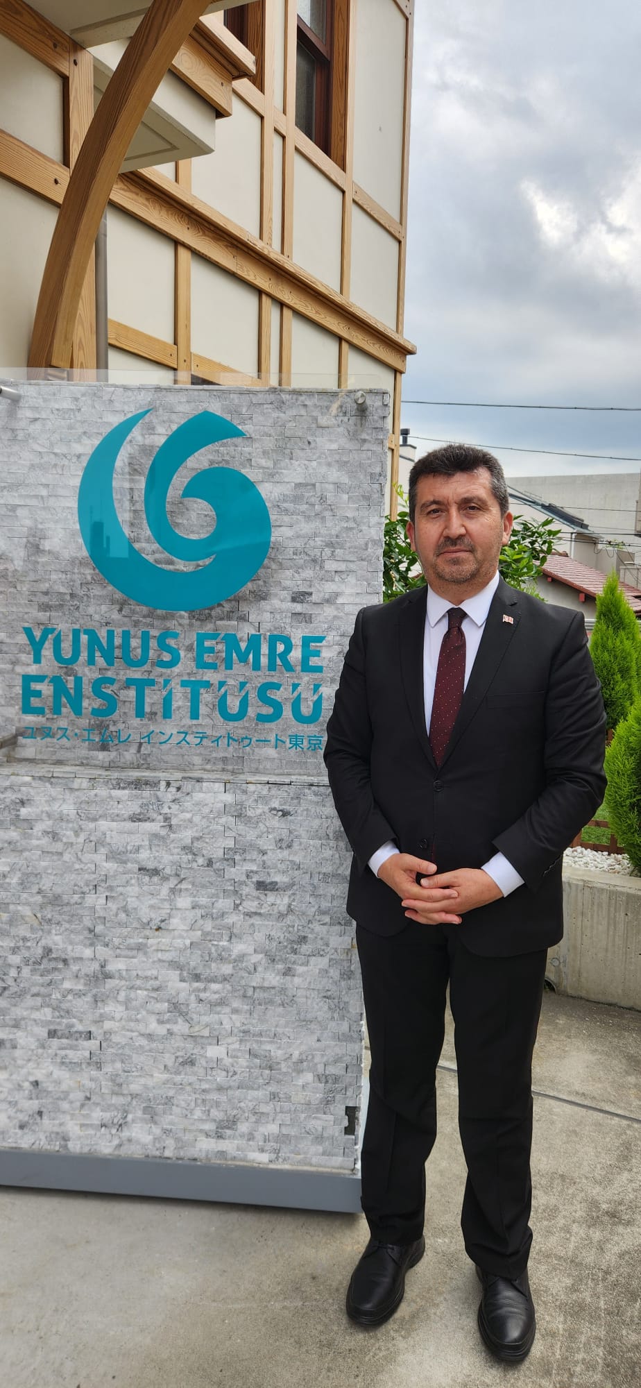 🏛️ Tokyo Yunus Emre Enstitüsü Müdürü Hüseyin Tuna'nın ev sahipliğinde gerçekleşen görüşmede, 2012 yılında kurulan Enstitünün faaliyetleri hakkında detaylı bilgi alındı. Enstitü, 2012 yılında kurulmuş olup, bünyesinde 2 derslik ve 1 konferans salonu barındırmaktadır. Her hafta 🇹🇷 Türkçe dili ve kültürüyle ilgili çeşitli etkinlikler düzenlenmektedir. Türkçeyi öğrenmek isteyen katılımcılar için şu dersler verilmektedir: 🗣️ Türkçe Dersi 📜 Osmanlı Türkçesi 🧵 Tezhip 🏺 Eski Türkçe ve Türk Tarihi 🔠 Göktürkç