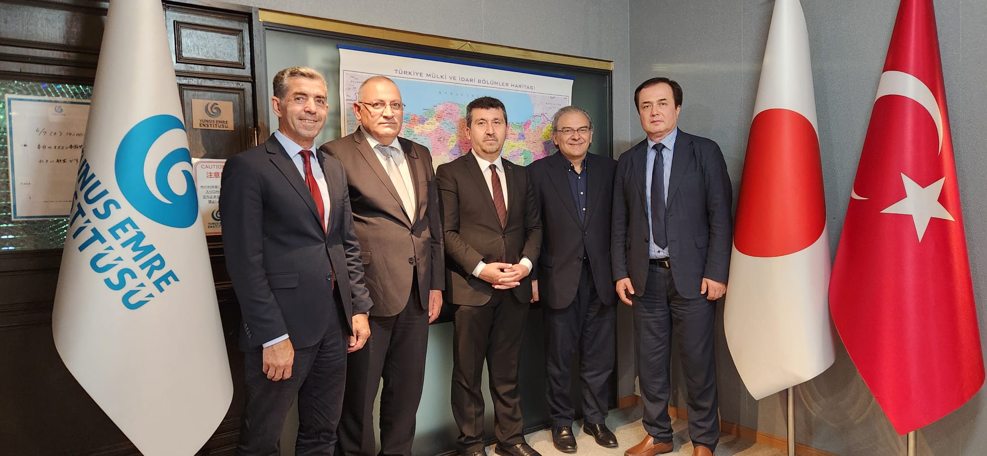 🏛️ Tokyo Yunus Emre Enstitüsü Müdürü Hüseyin Tuna'nın ev sahipliğinde gerçekleşen görüşmede, 2012 yılında kurulan Enstitünün faaliyetleri hakkında detaylı bilgi alındı. Enstitü, 2012 yılında kurulmuş olup, bünyesinde 2 derslik ve 1 konferans salonu barındırmaktadır. Her hafta 🇹🇷 Türkçe dili ve kültürüyle ilgili çeşitli etkinlikler düzenlenmektedir. Türkçeyi öğrenmek isteyen katılımcılar için şu dersler verilmektedir: 🗣️ Türkçe Dersi 📜 Osmanlı Türkçesi 🧵 Tezhip 🏺 Eski Türkçe ve Türk Tarihi 🔠 Göktürkç