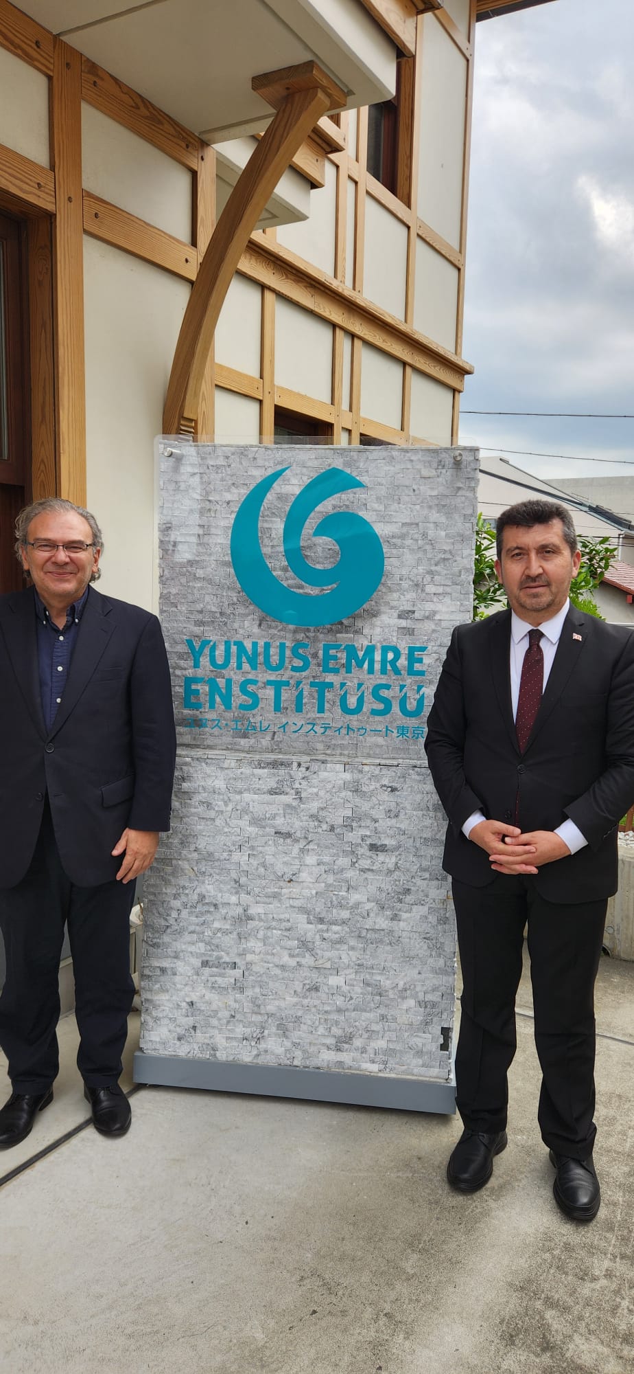 🏛️ Tokyo Yunus Emre Enstitüsü Müdürü Hüseyin Tuna'nın ev sahipliğinde gerçekleşen görüşmede, 2012 yılında kurulan Enstitünün faaliyetleri hakkında detaylı bilgi alındı. Enstitü, 2012 yılında kurulmuş olup, bünyesinde 2 derslik ve 1 konferans salonu barındırmaktadır. Her hafta 🇹🇷 Türkçe dili ve kültürüyle ilgili çeşitli etkinlikler düzenlenmektedir. Türkçeyi öğrenmek isteyen katılımcılar için şu dersler verilmektedir: 🗣️ Türkçe Dersi 📜 Osmanlı Türkçesi 🧵 Tezhip 🏺 Eski Türkçe ve Türk Tarihi 🔠 Göktürkç