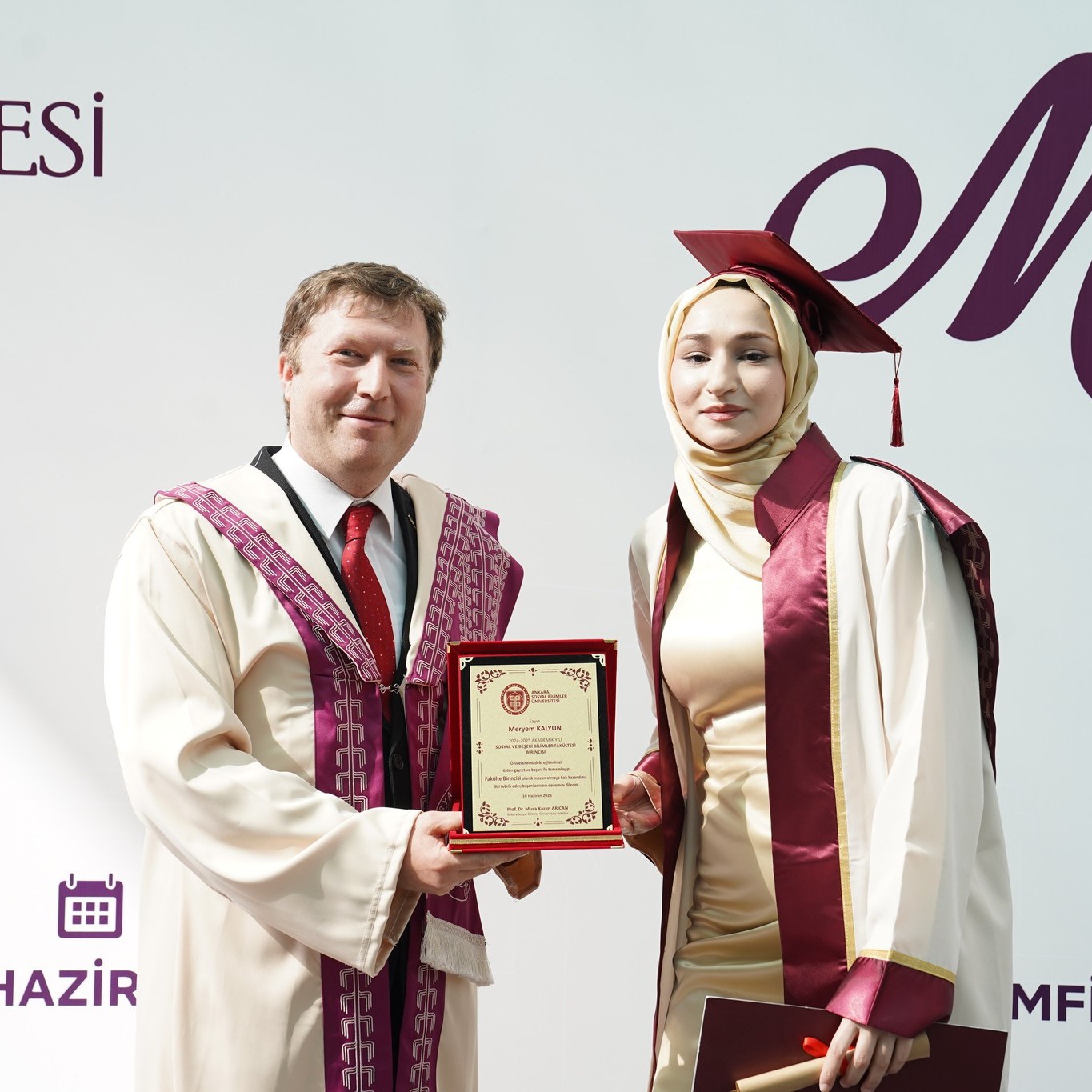 ferruh adalı plaket veriyor