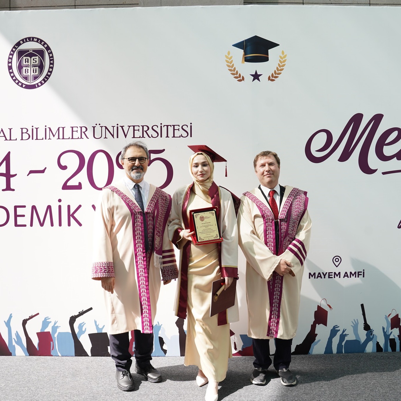 kürsüde konuşuyor