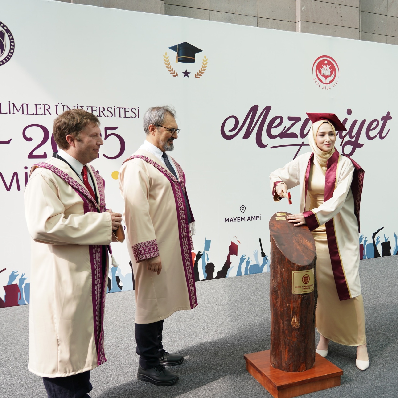 seyirciler görünüyor