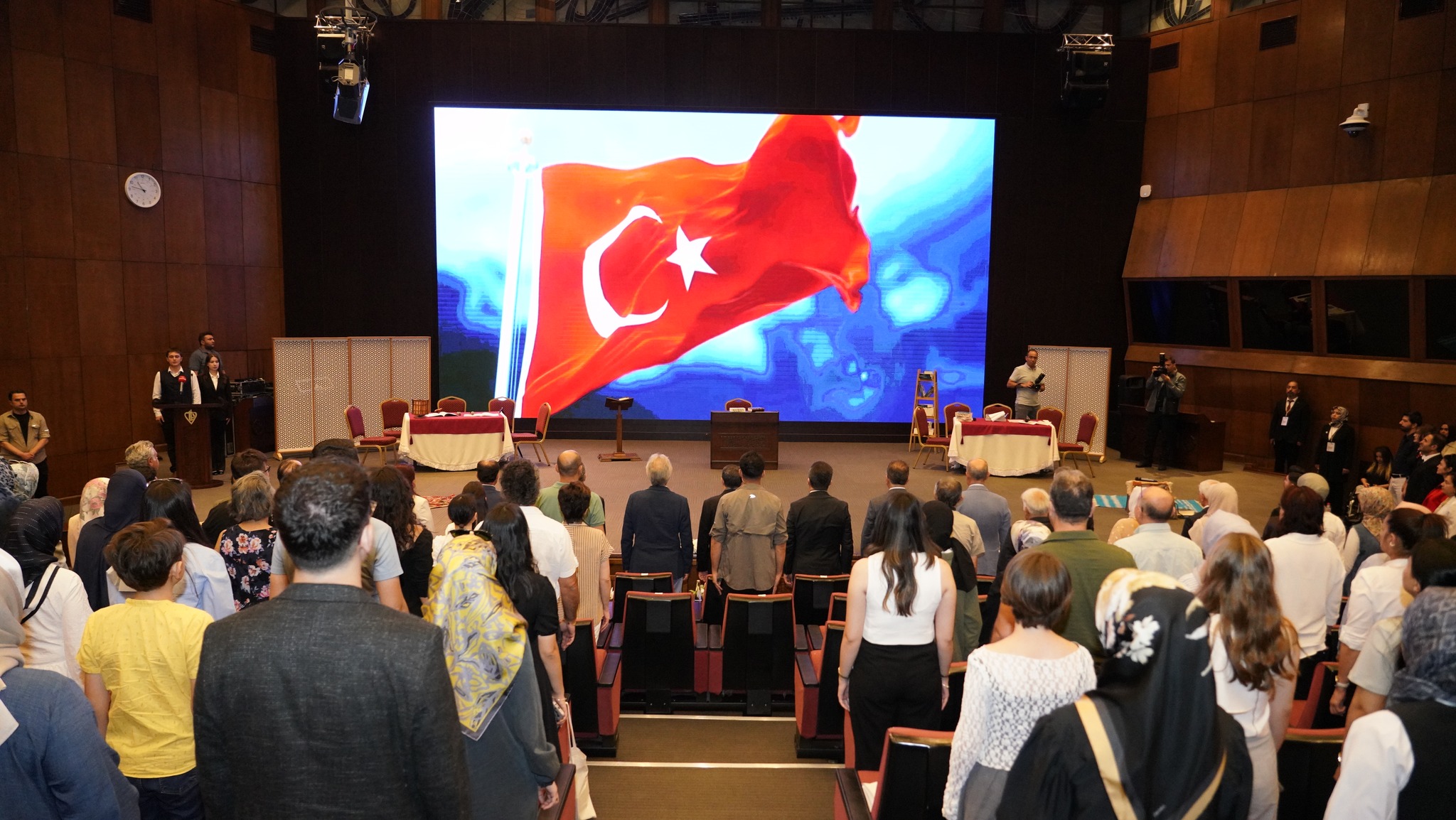 seyirciler görünüyor
