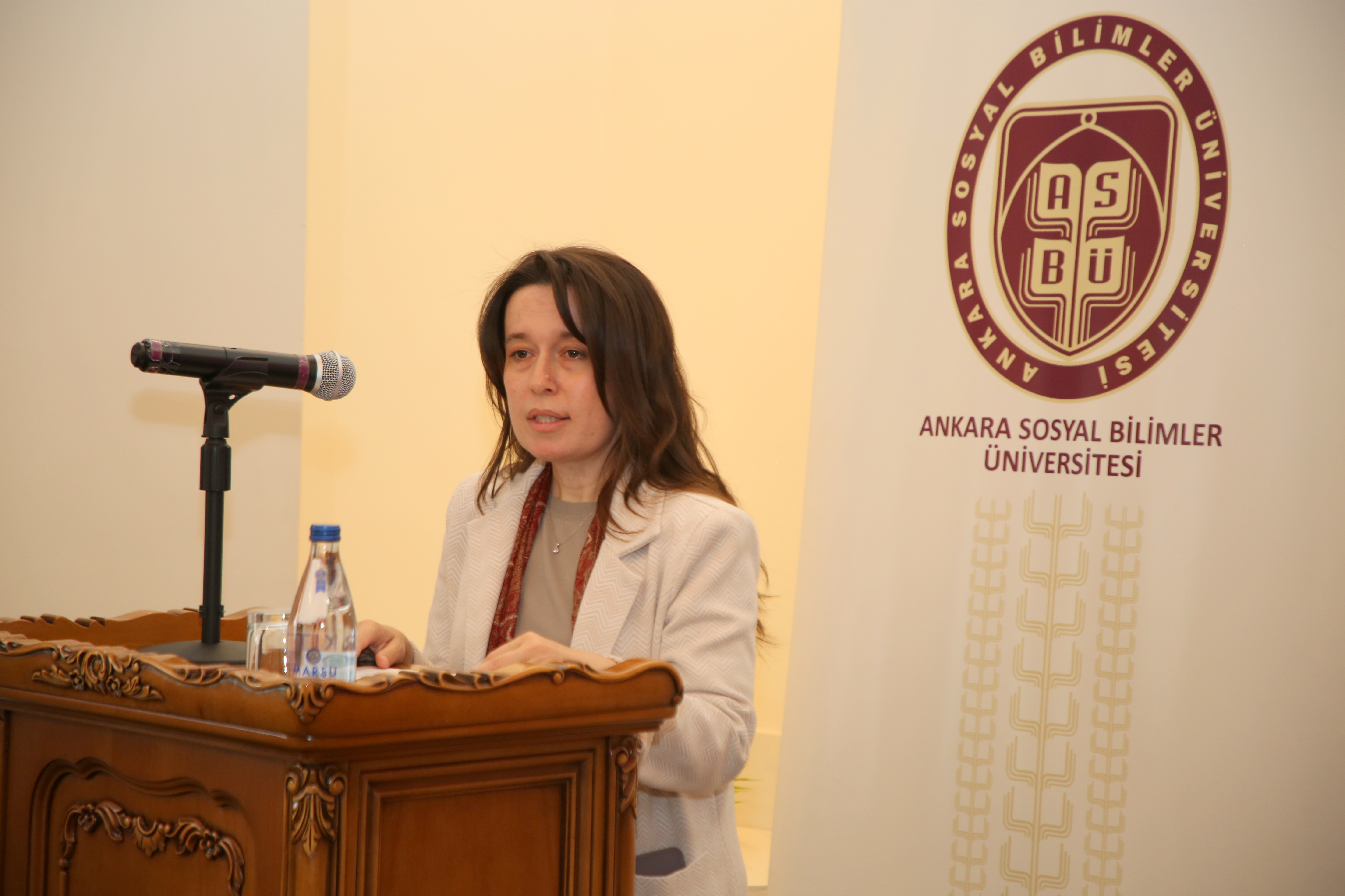 kürsüde konuşuyor