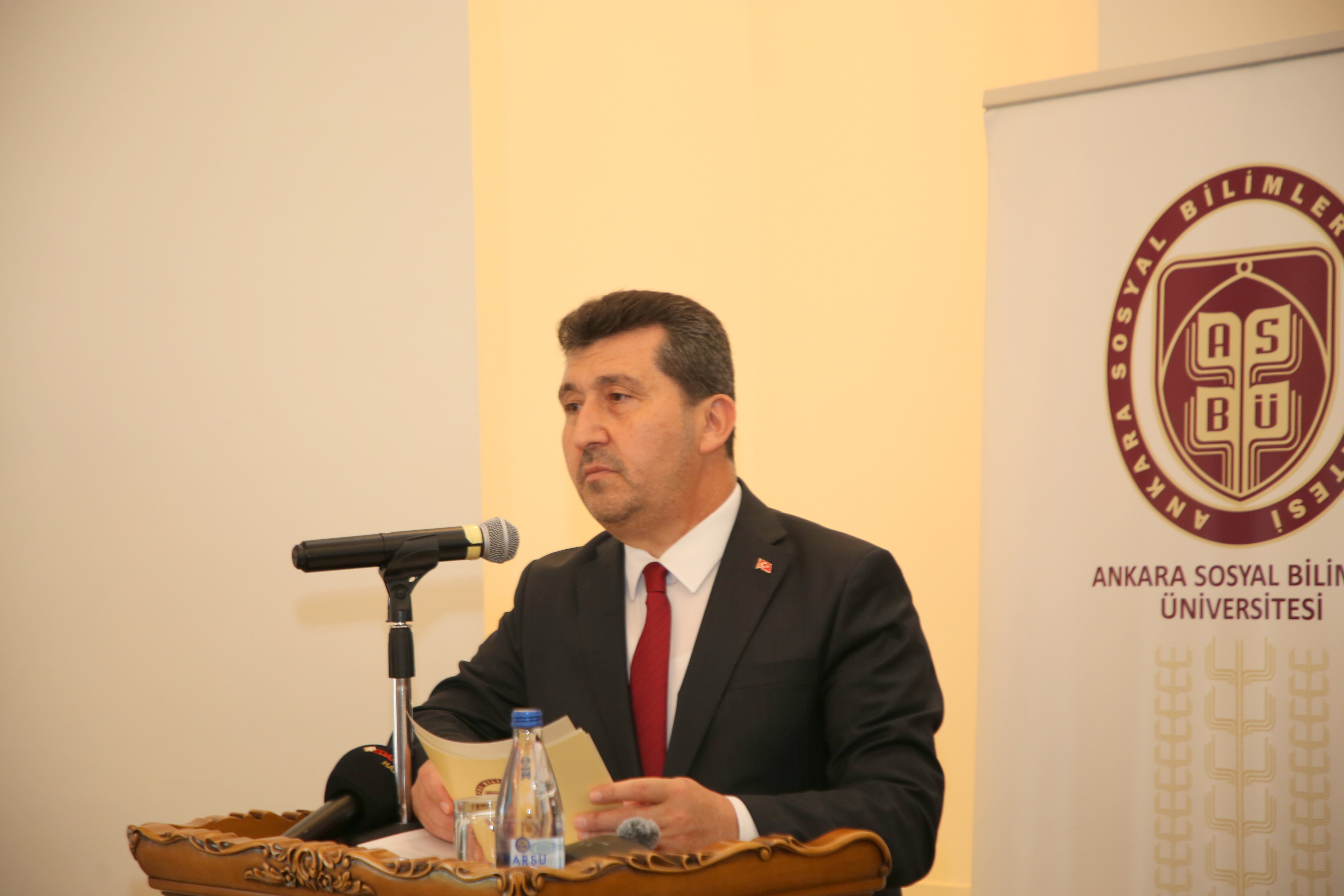 kürsüde konuşuyor