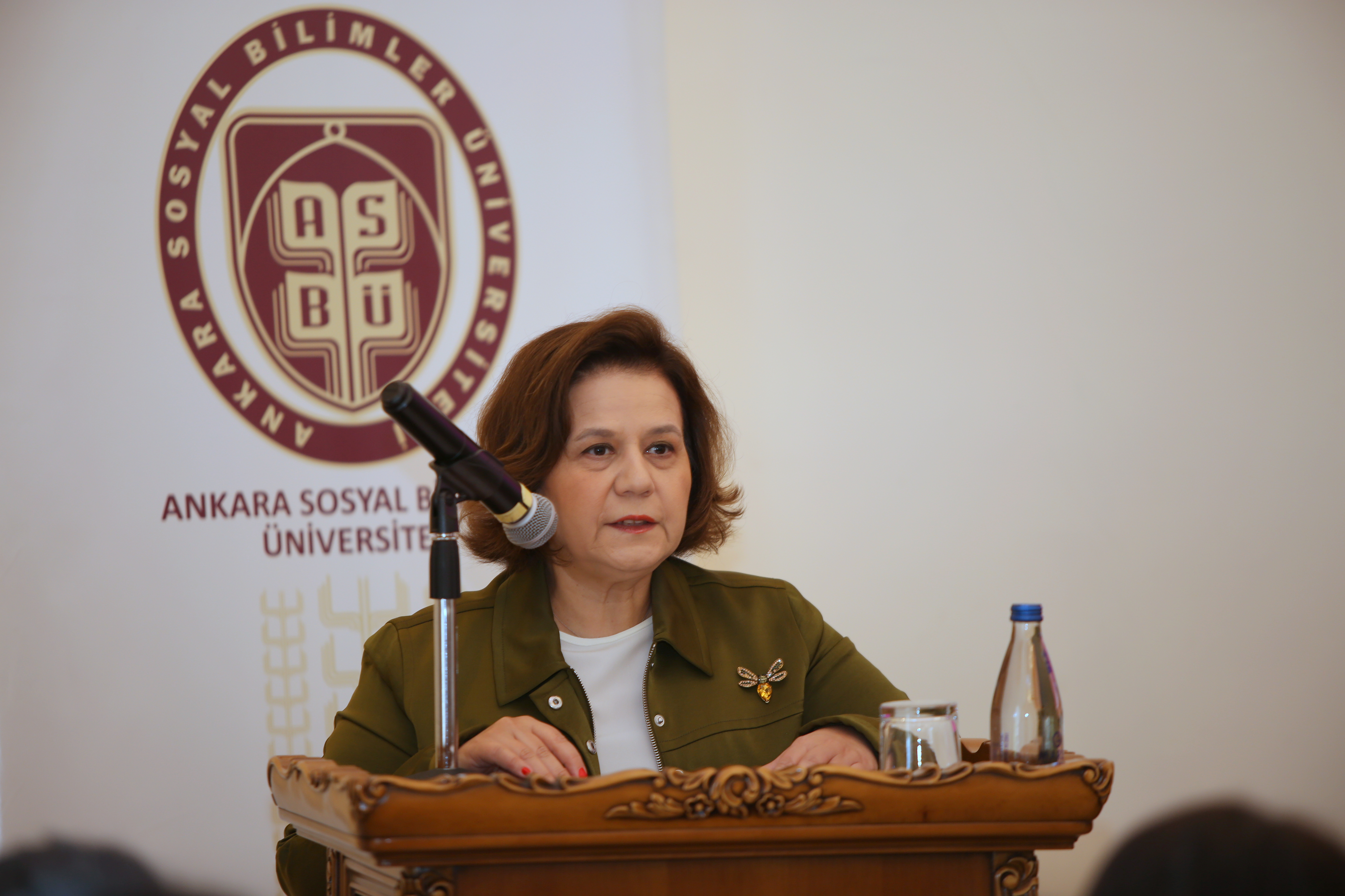kürsüde konuşuyor