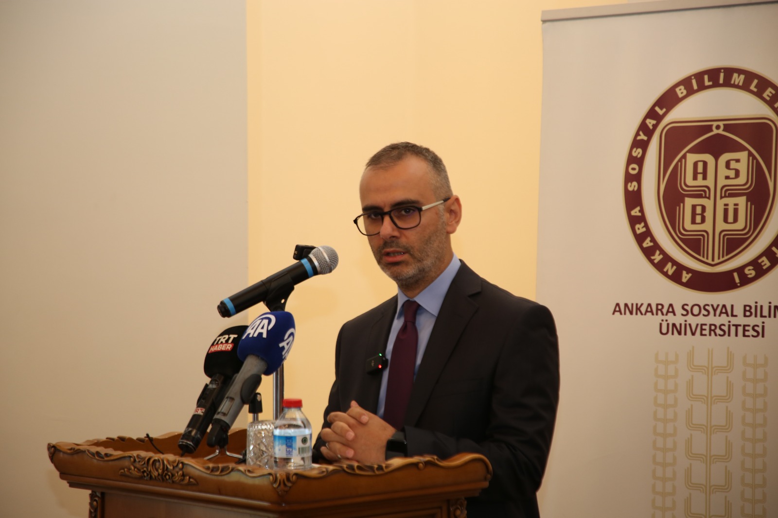 kürsüde konuşuyor