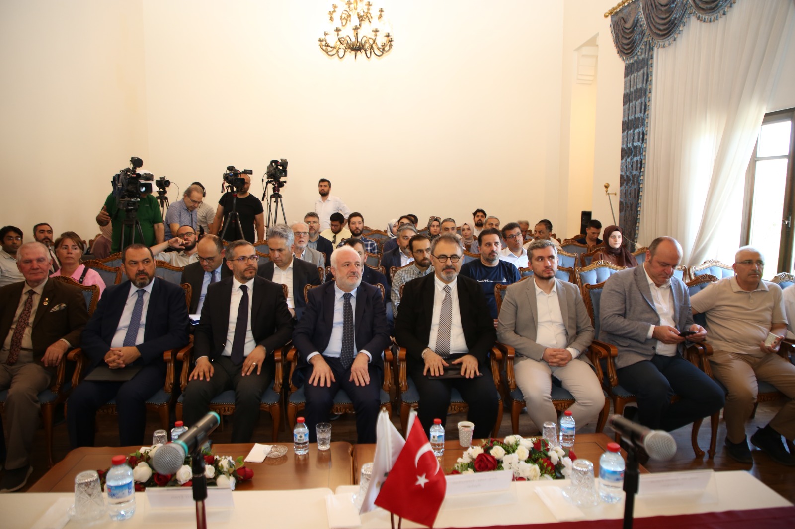 seyirciler otururken çekilmiş