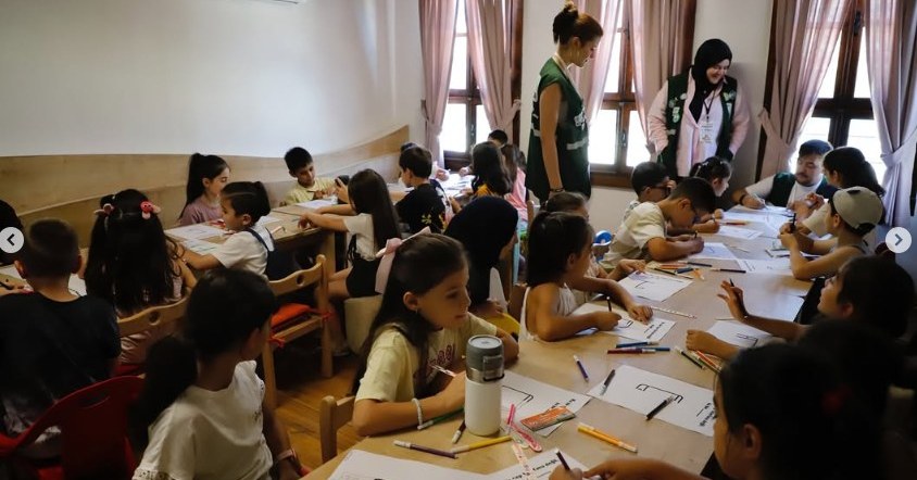 ASBÜ Genç Yeşilay Topluluğu tarafından yürütülen YAŞAM Projesi kapsamında, bağımlılıklarla mücadele konusunda farkındalık oluşturmak amacıyla çeşitli etkinlikler gerçekleştirildi.