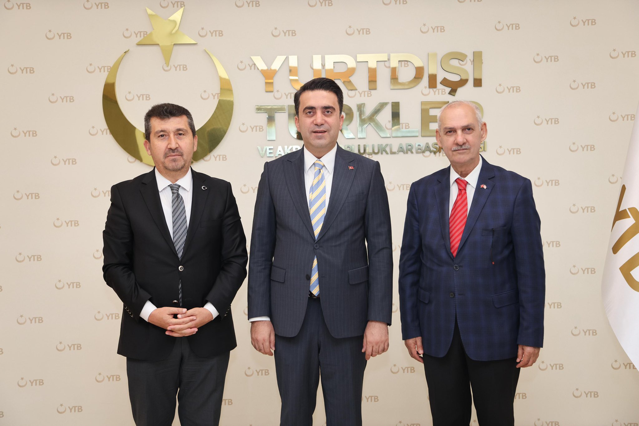 enver arpa rektör ve YTB Başkanı A. Hadi Turus birlikte ayakta