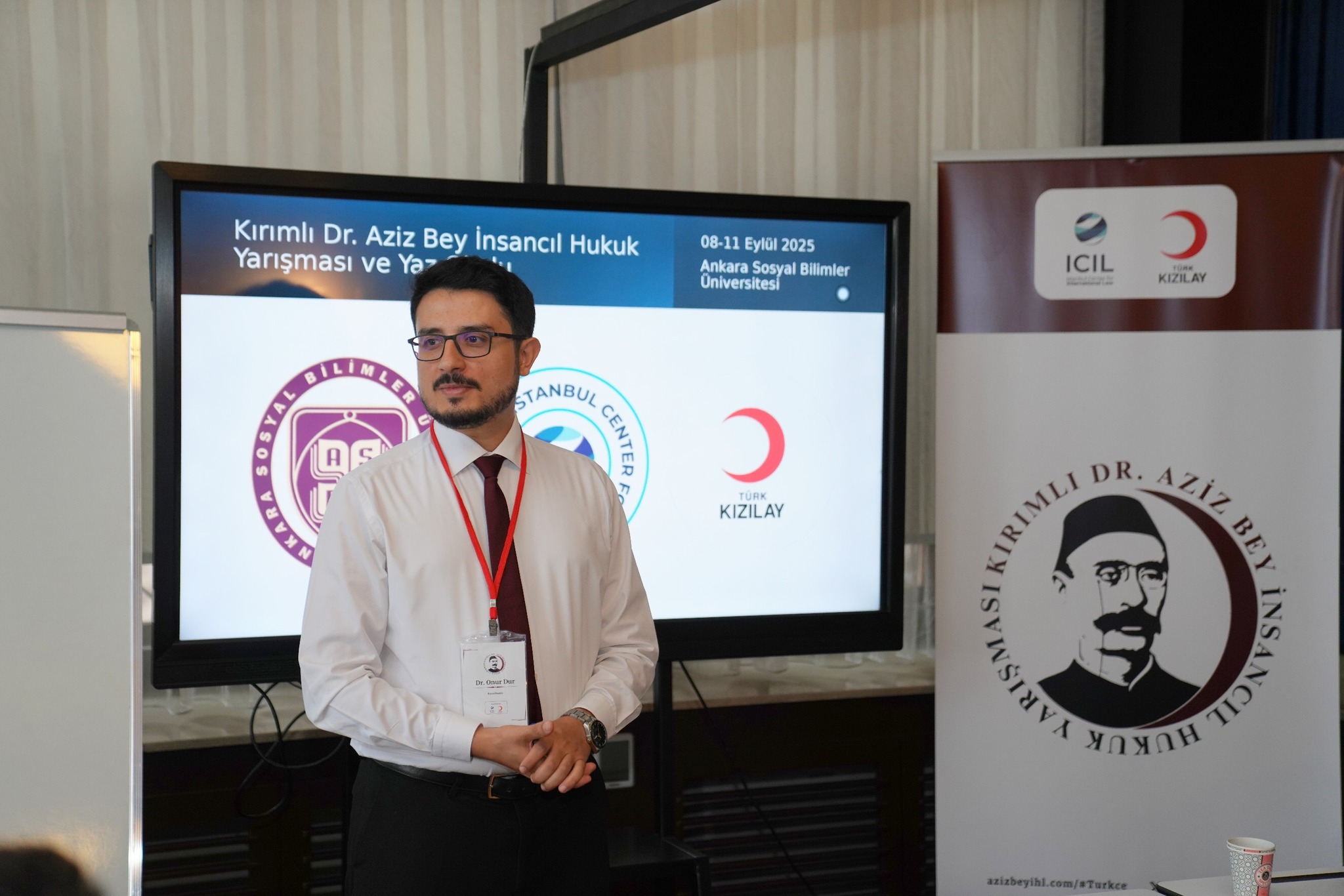 kürsüde konuşuyor