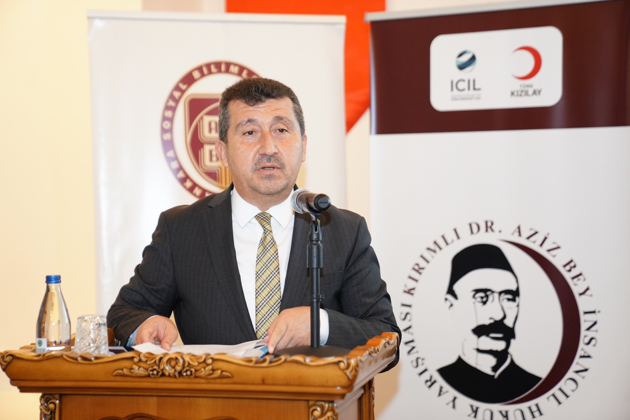 kürsüde konuşuyor