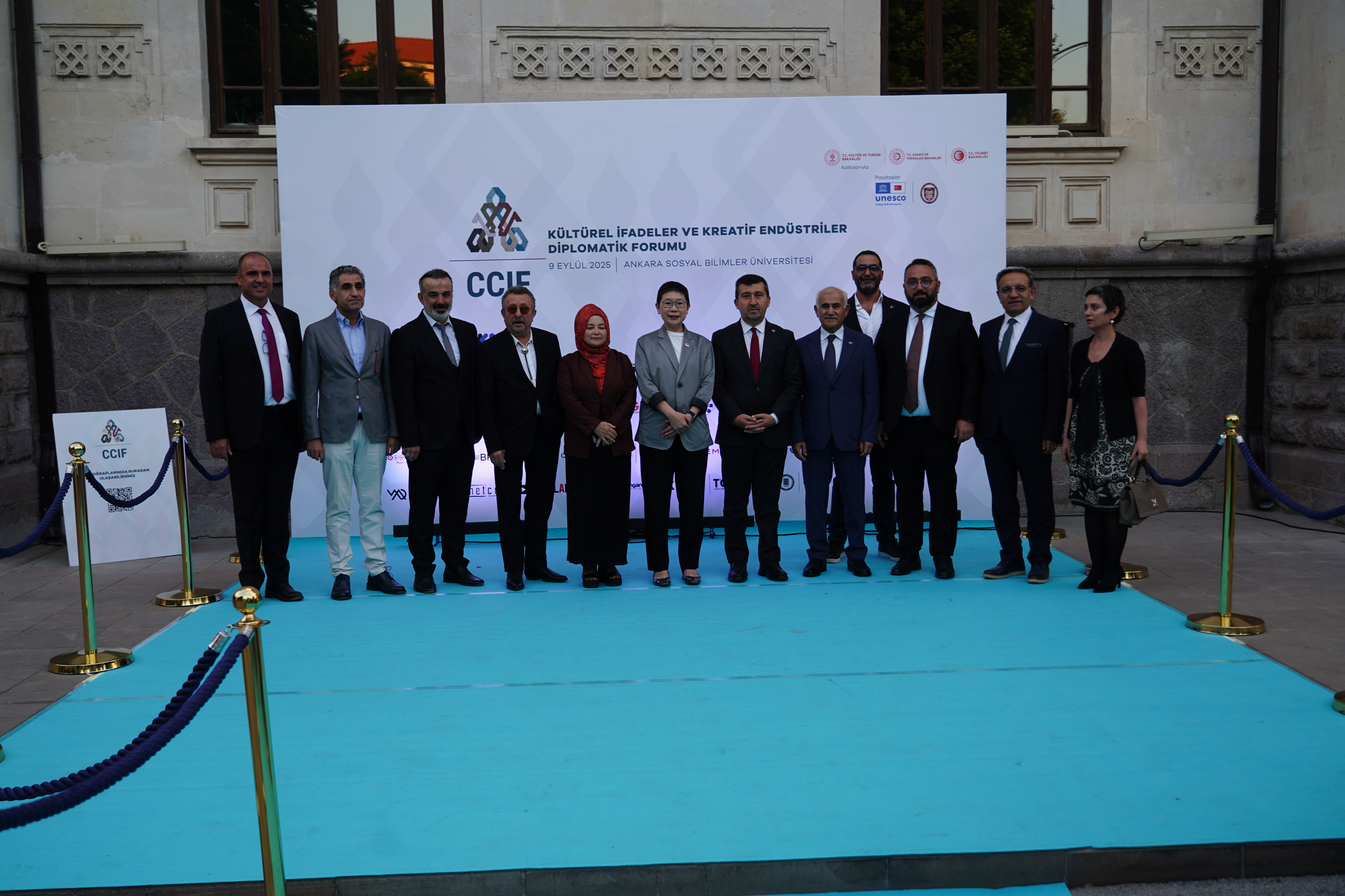 rektör hoca konuşuyor